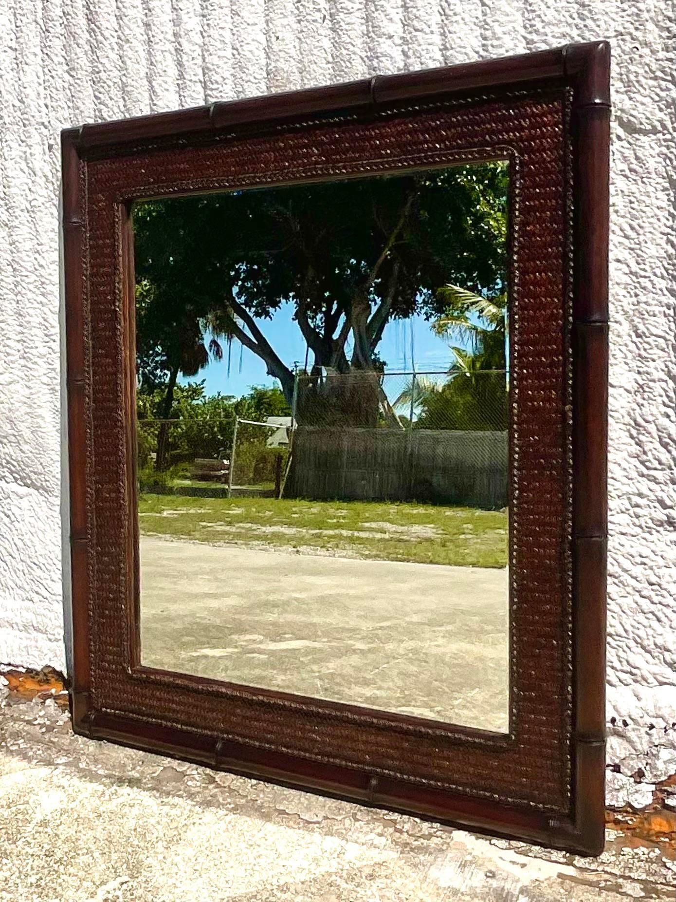 Fantastico specchio vintage Coastal. Bellissimi pannelli di rattan intrecciato con una cornice di bambù intagliato. Un bel marrone ricco. Sarebbe perfetto anche bianco. Acquistato da una proprietà di Palm Beach. 