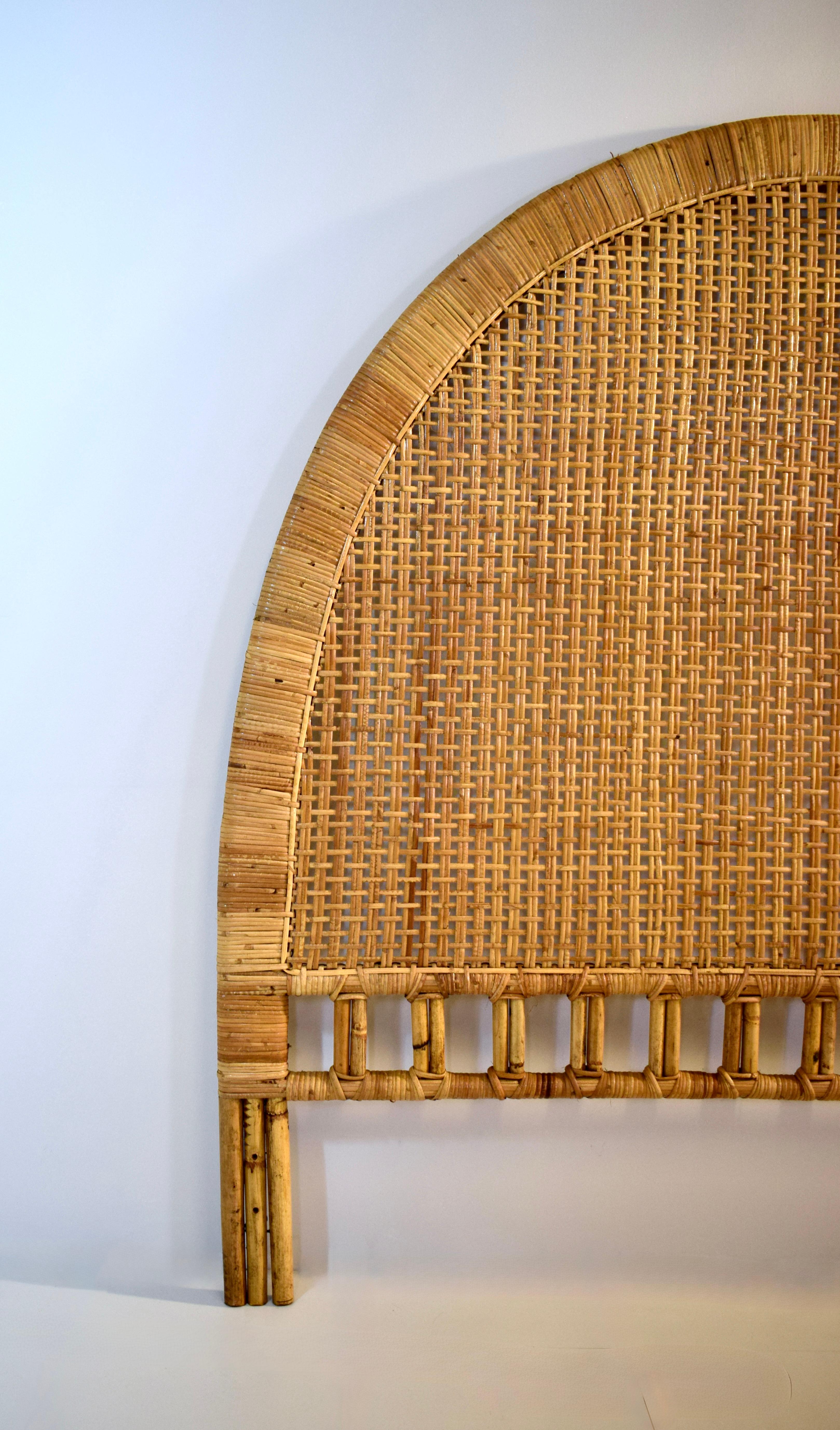 Italiano Vintage Coastal Woven Rattan Arched Full Headboard in vendita