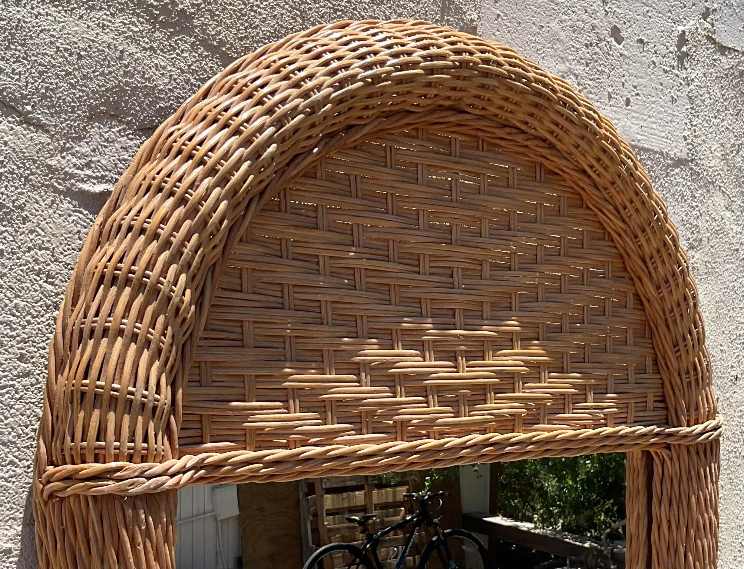 Filippino Specchio ad arco in rattan intrecciato Vintage By in vendita