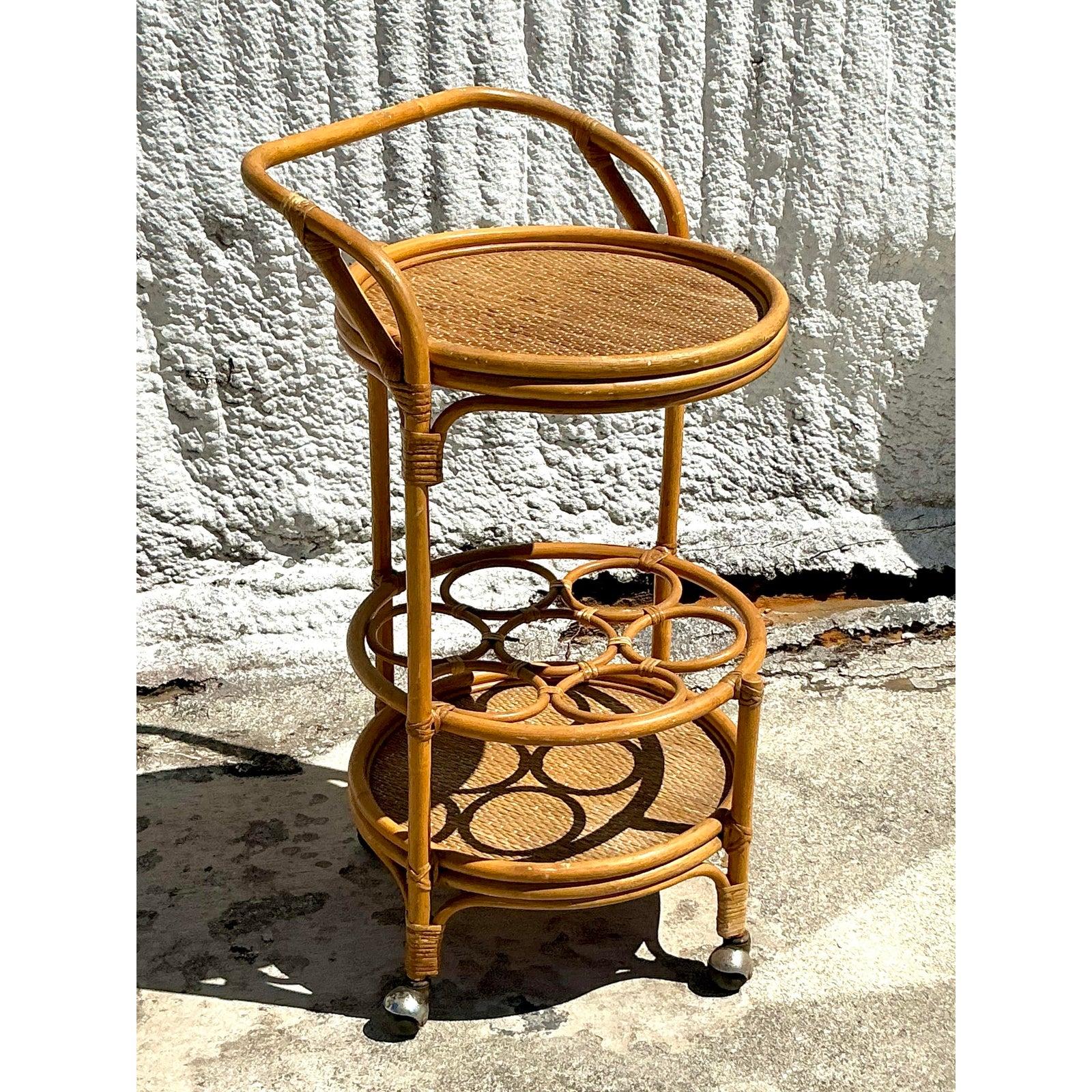 Ce chariot de bar vintage en rotin côtier est le mélange parfait de fonctionnalité et de charme bohème. Fabriqué en rotin naturel tressé, son design en gradins offre suffisamment d'espace pour exposer vos ustensiles de bar, verres ou objets