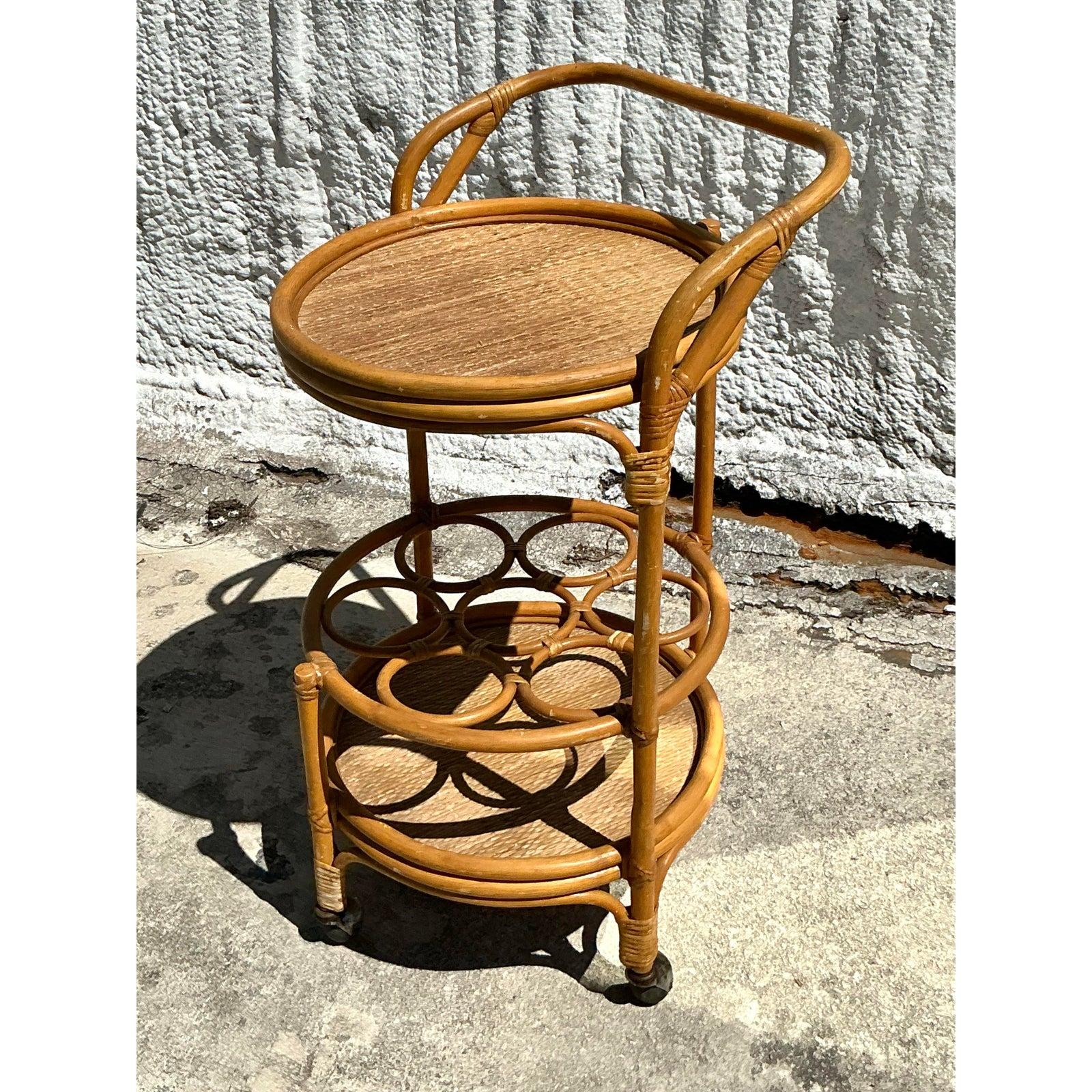 Mid-Century Modern Chariot de bar vintage en rotin tressé en vente