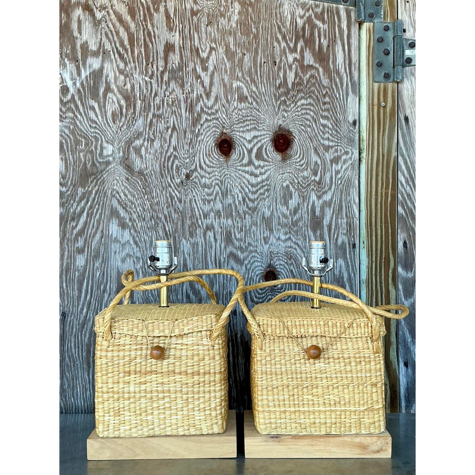 Lleva a tu casa la sensación de relax y brisa de la costa con este encantador par de lámparas vintage, con bases fabricadas con cestas de ratán bellamente tejidas. Cada lámpara muestra la textura natural y la calidez del material tejido, con una