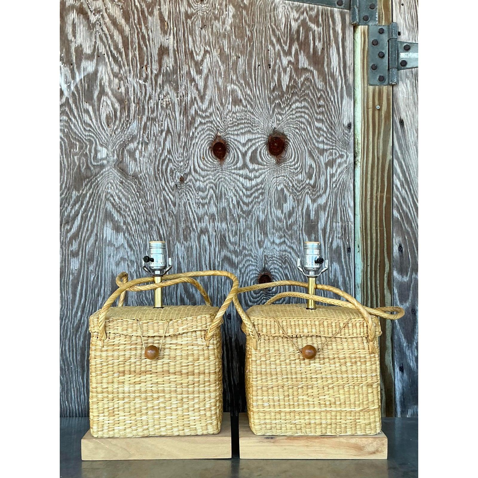 Pareja de lámparas vintage de ratán tejidas en la costa siglo XX en venta
