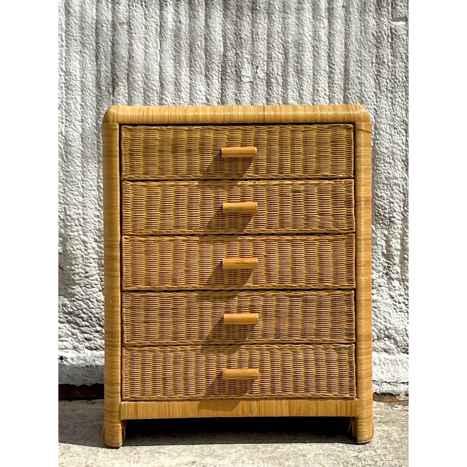 Cassettiera vintage in rattan intrecciato in vendita 1