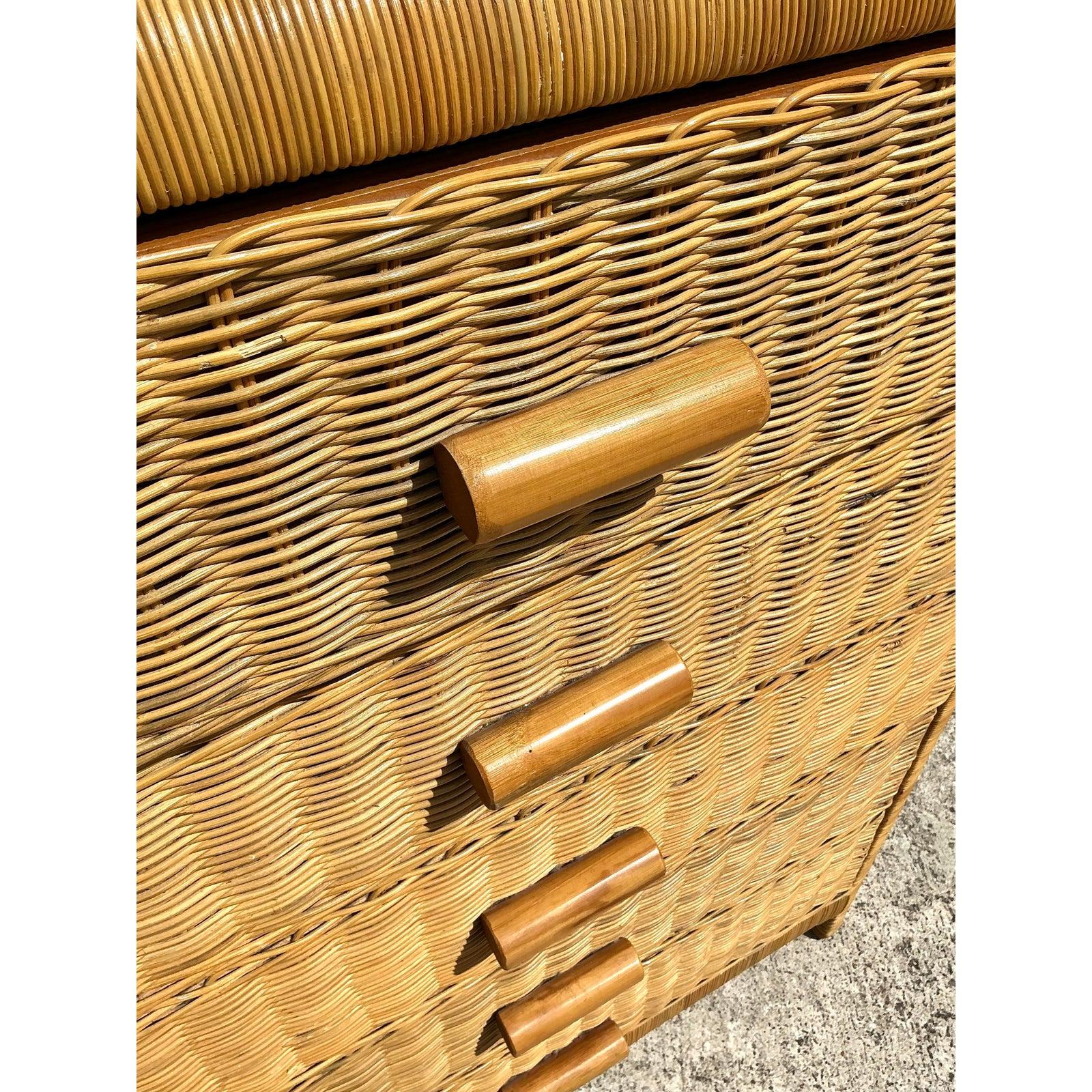 Cassettiera vintage in rattan intrecciato in vendita 2