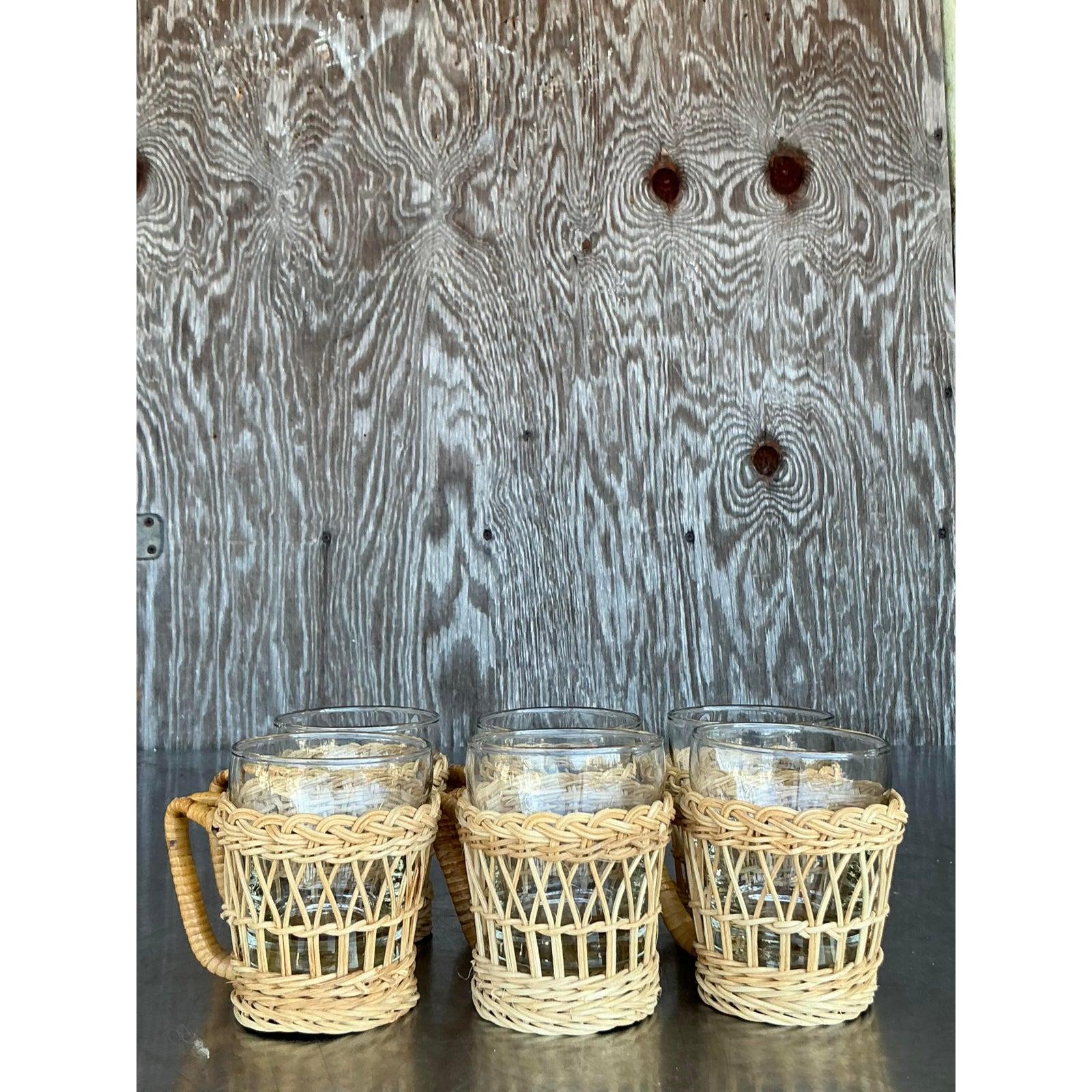 Savourez votre café du matin ou votre thé de l'après-midi avec style grâce à ces charmantes tasses vintage, dotées d'inserts en verre transparent nichés dans des supports en rotin joliment tressés. Chaque support est fabriqué en rotin naturel ou en