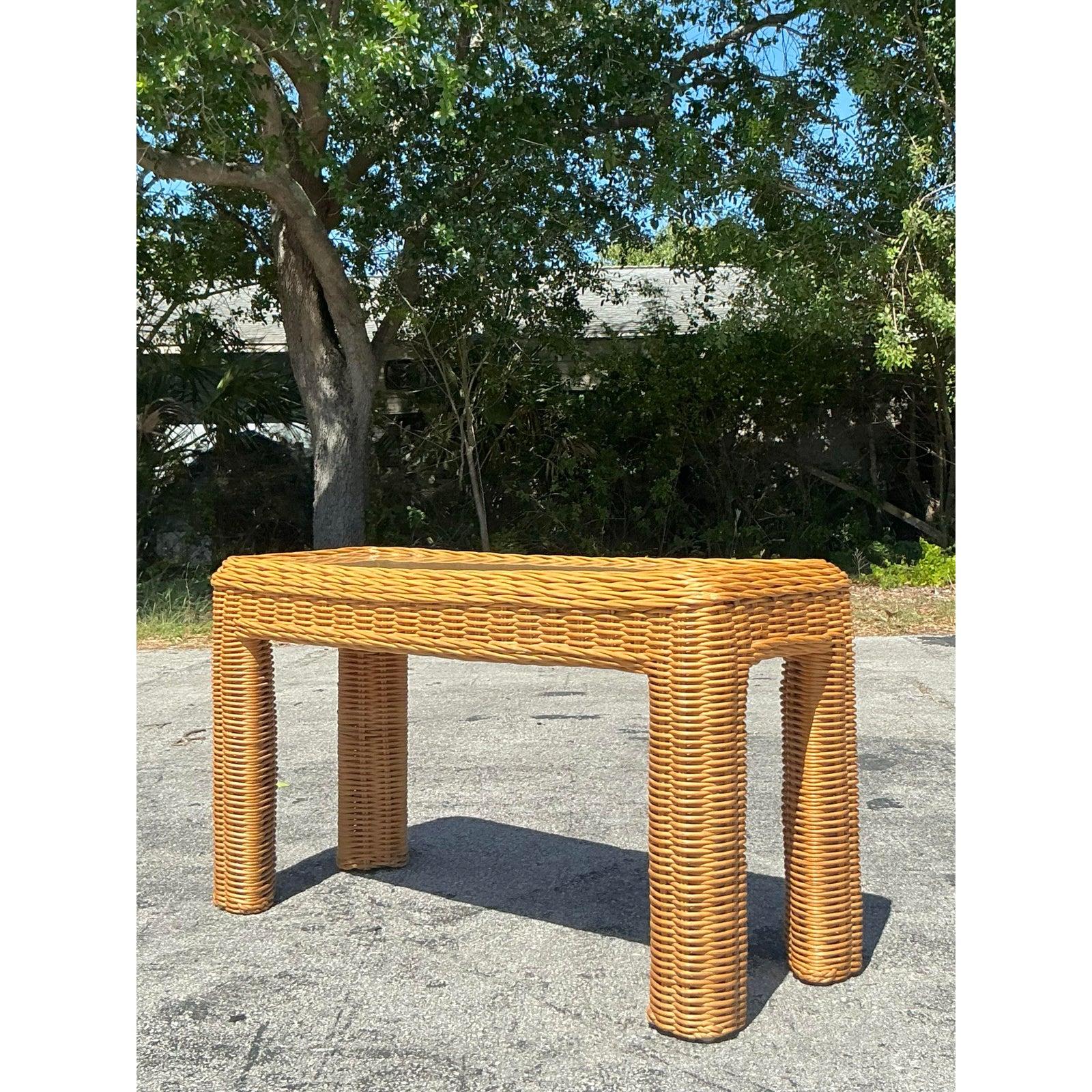 Vintage Coastal Woven Rattan Konsolentisch (Philippinisch) im Angebot