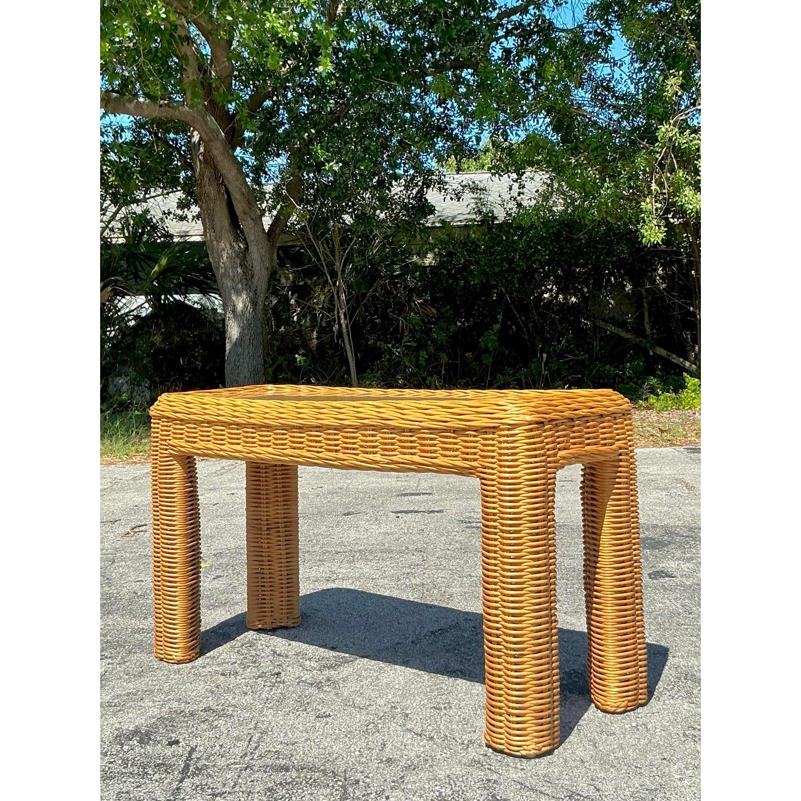 Vintage Coastal Woven Rattan Konsolentisch im Zustand „Gut“ im Angebot in west palm beach, FL