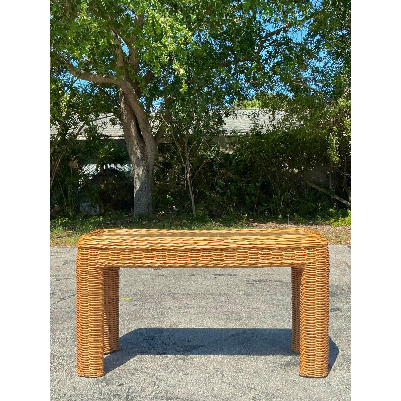 Vintage Coastal Woven Rattan Konsolentisch (Korbweide) im Angebot