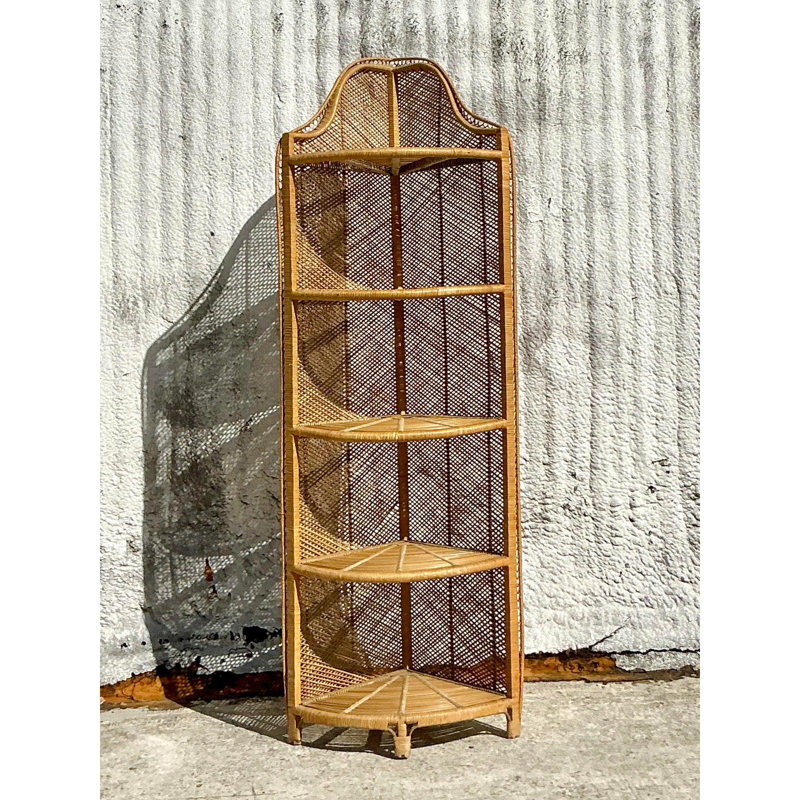 Mid-Century Modern Etagère d'angle vintage en rotin tressé de style côtier en vente