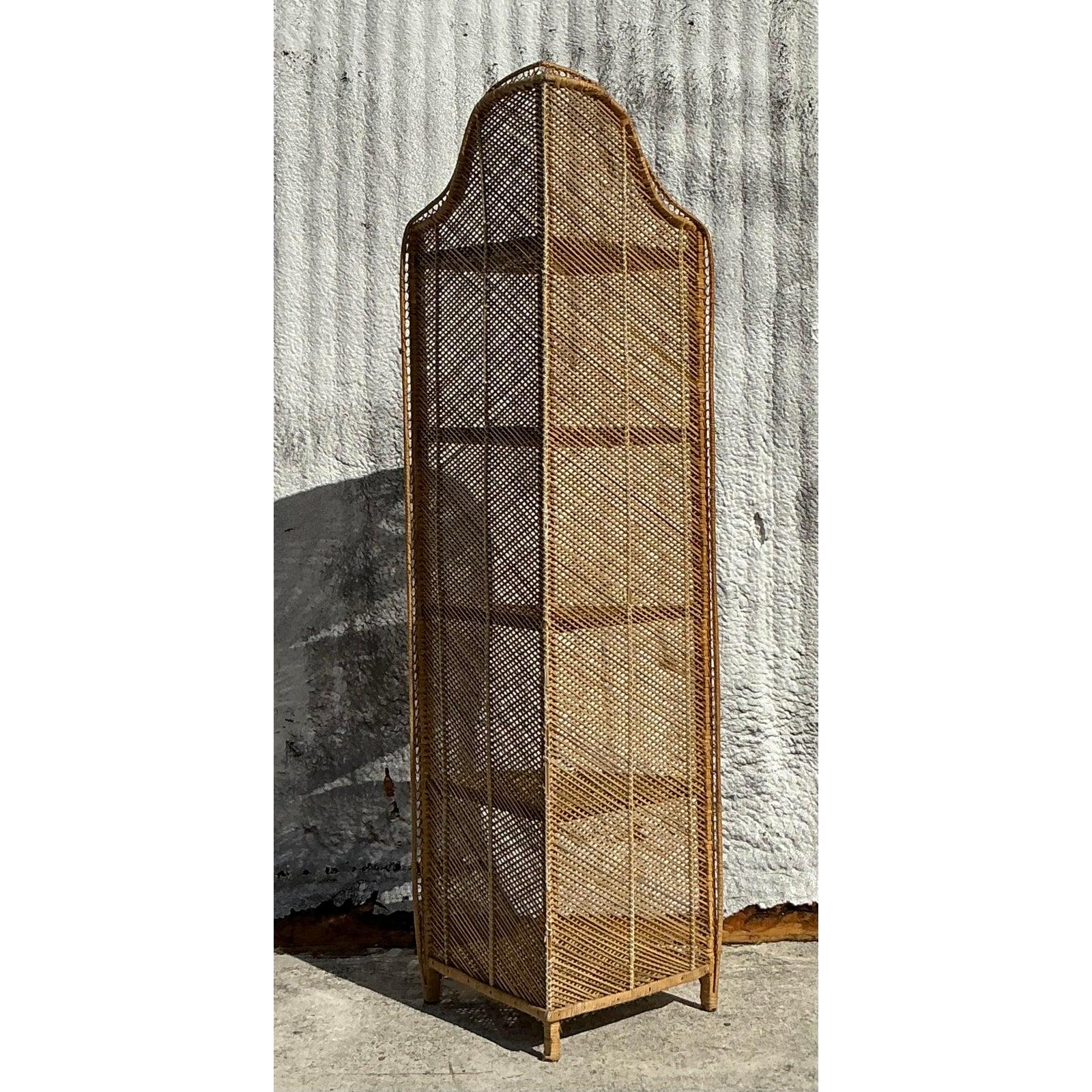 Philippin Etagère d'angle vintage en rotin tressé de style côtier en vente