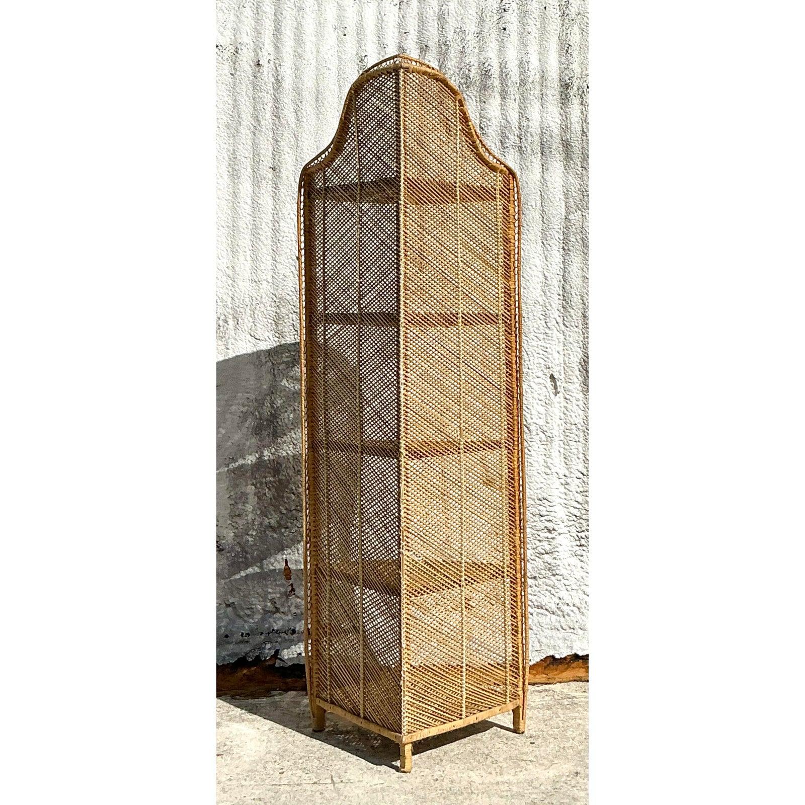 Etagère d'angle vintage en rotin tressé de style côtier Bon état - En vente à west palm beach, FL