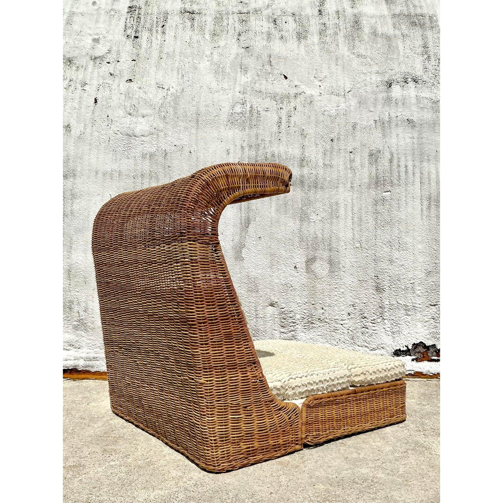 Die Kunst des entspannten Wohnens mit diesem exquisiten Vintage Coastal Woven Rattan Daybed, ein bemerkenswertes Stück, das eine sofortige Oase in Ihrem Zuhause schafft. Dieses atemberaubende Daybed zeigt außergewöhnliche handgeflochtene