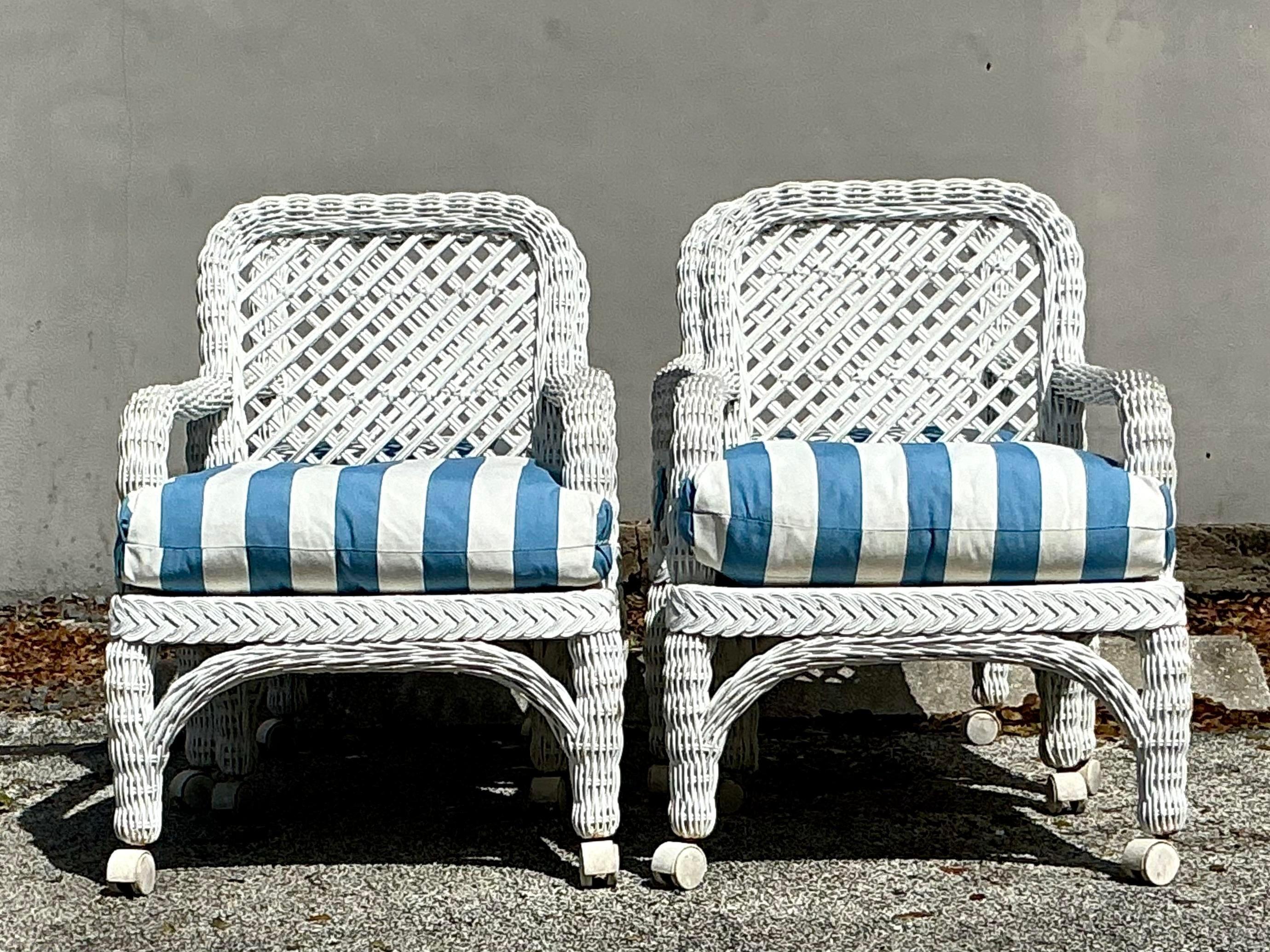 Questo set di quattro sedie da pranzo costiere vintage combina stile e funzionalità grazie alla lavorazione artigianale del rattan intrecciato e alle rotelle a scorrimento. Ogni sedia ha un aspetto naturale e arioso che conferisce un fascino