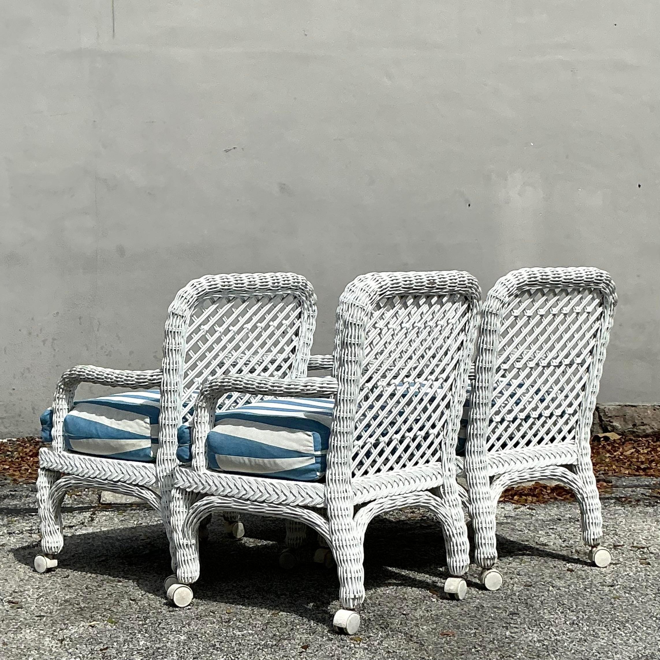 XX secolo Sedie da pranzo in rattan intrecciato vintage con rotelle - Set di 4 sedie in vendita