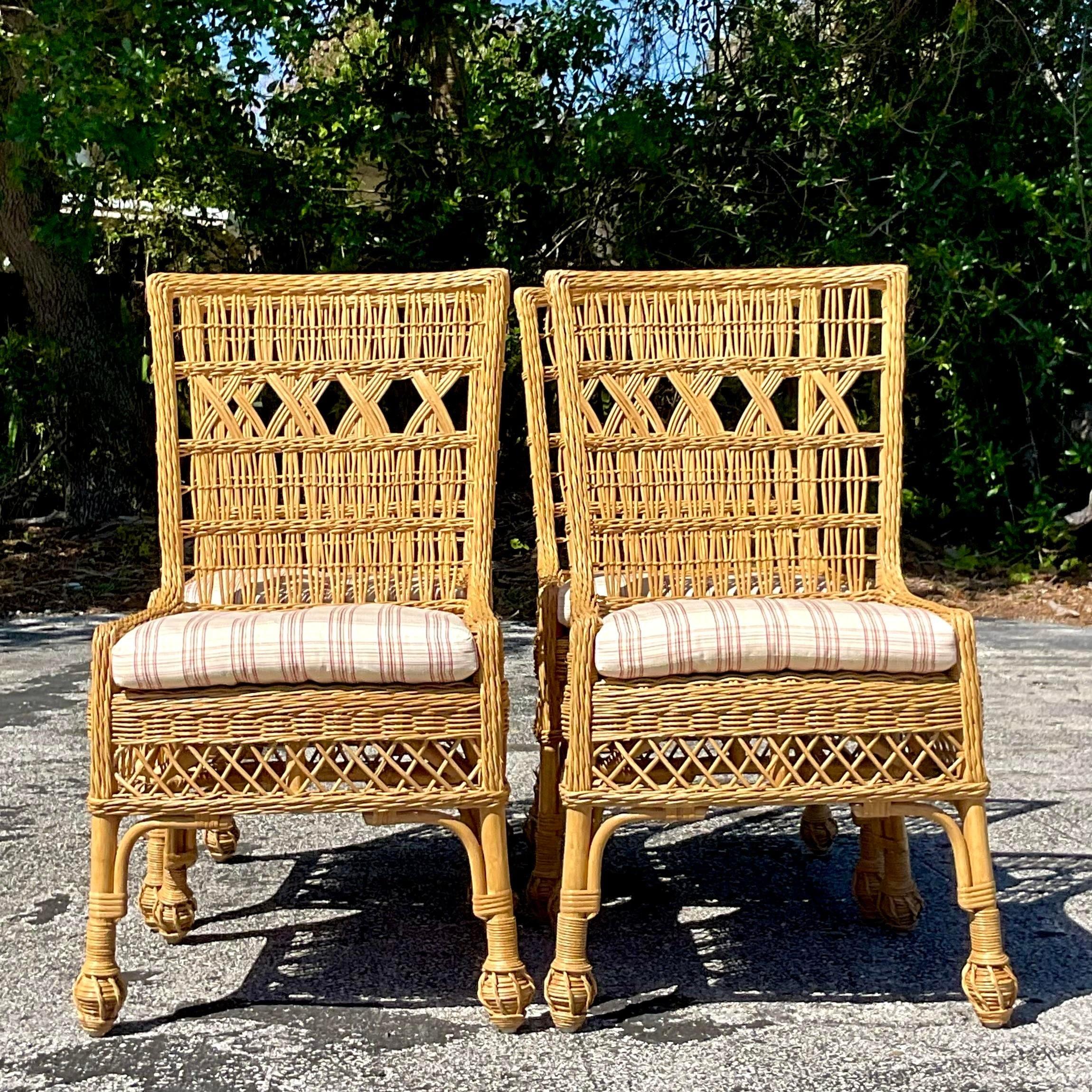 Mit den geflochtenen Vintage Coastal Rattan-Esszimmerstühlen - 4er-Set, die den klassischen amerikanischen Küstencharme verkörpern, können Sie Ihr Esserlebnis aufwerten. Die mit viel Liebe zum Detail gefertigten Stühle mit Sitzfläche und Rückenlehne