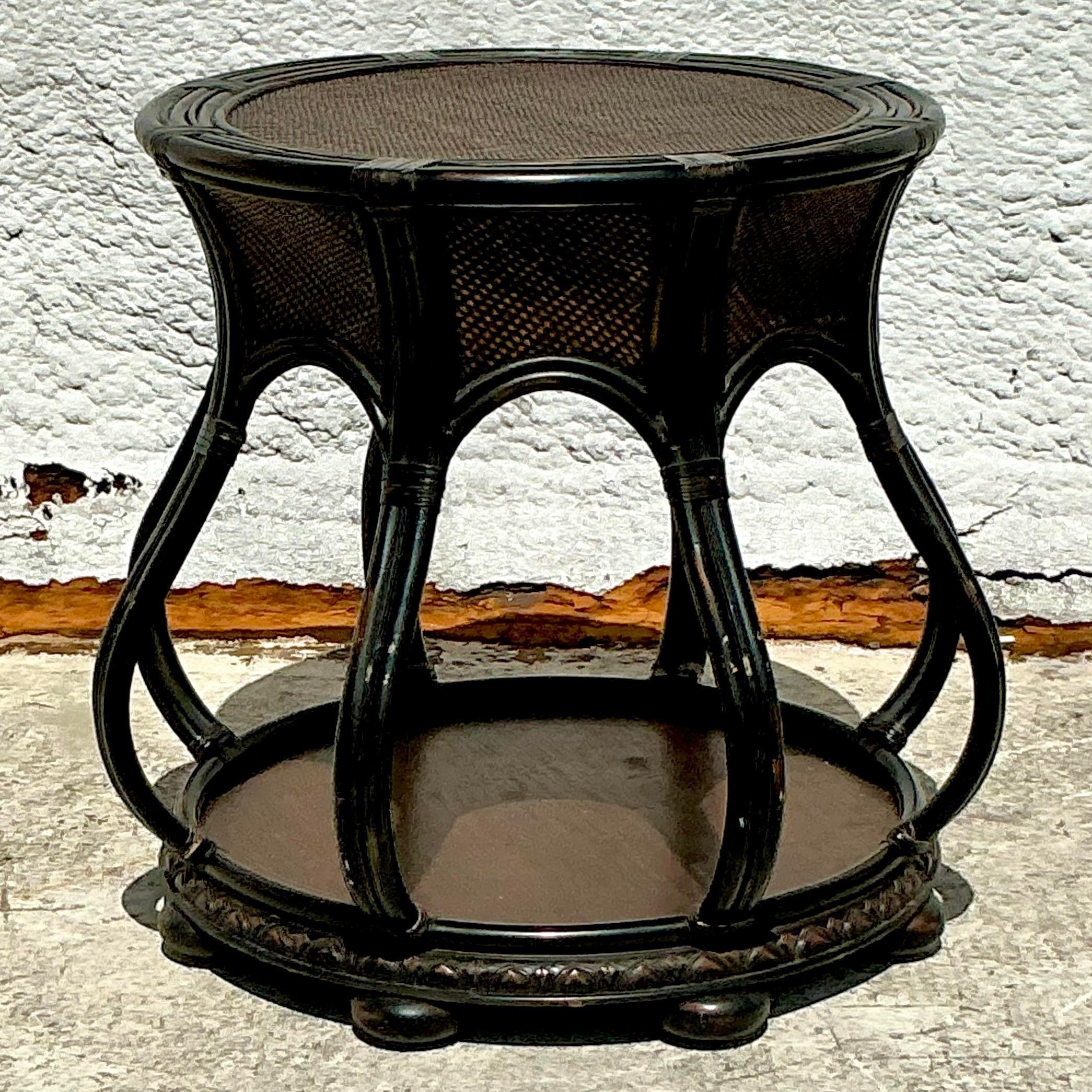 Améliorez votre espace repas avec notre piédestal de table à manger Vintage Coastal en rotin tressé. Ce piédestal élégant présente un design en rotin magnifiquement tressé, ajoutant une touche d'élégance côtière à n'importe quel espace. Durable et