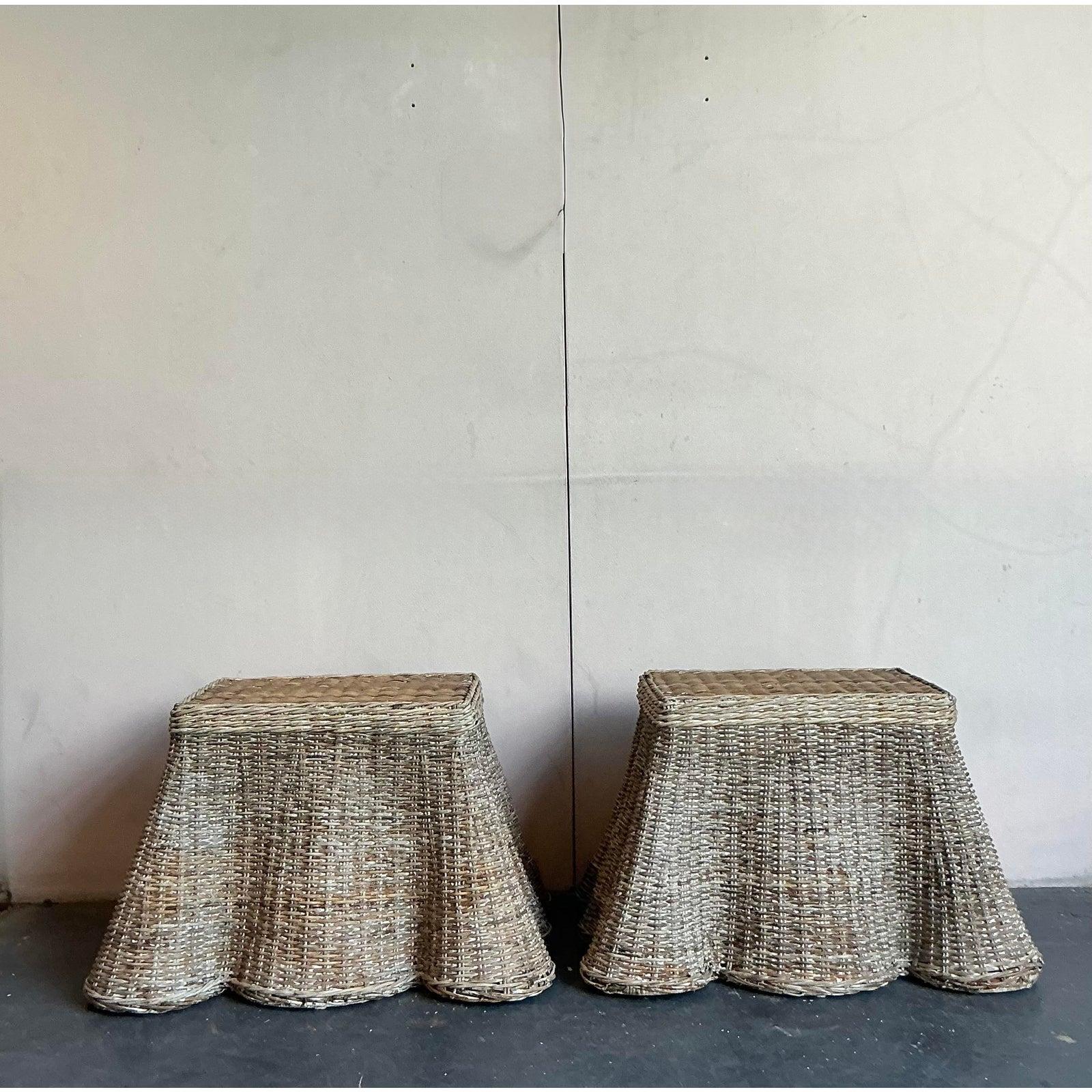 Filippino Tavolini in rattan intrecciato vintage con drappeggio - Una coppia in vendita