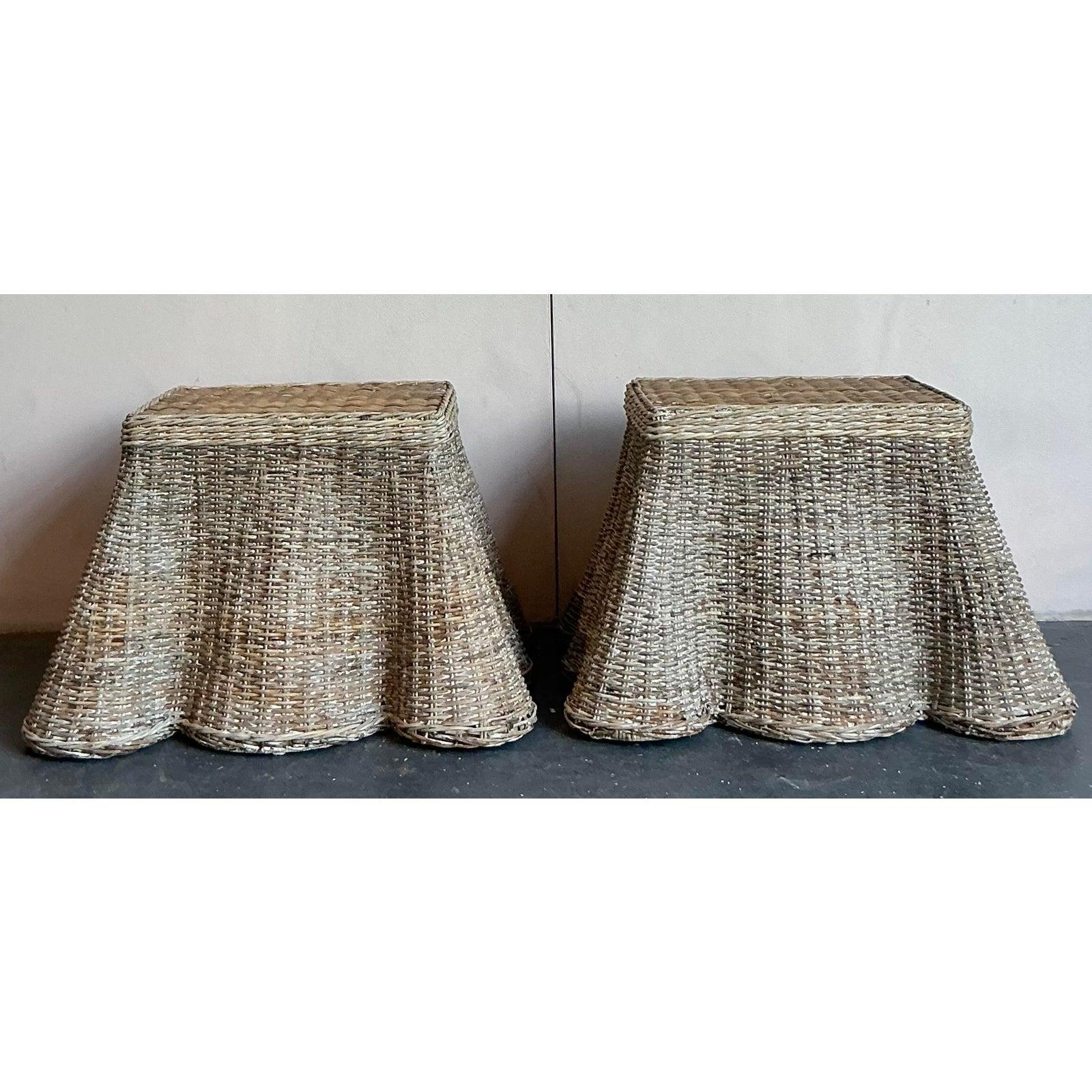 XX secolo Tavolini in rattan intrecciato vintage con drappeggio - Una coppia in vendita