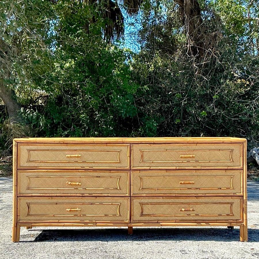 Eleganza rilassata e vita costiera per la tua casa con questo comò in rattan intrecciato vintage. Caratterizzato da uno splendido design intrecciato a mano e da una calda finitura naturale, questo comò emana charme e fascino senza tempo. Gli ampi