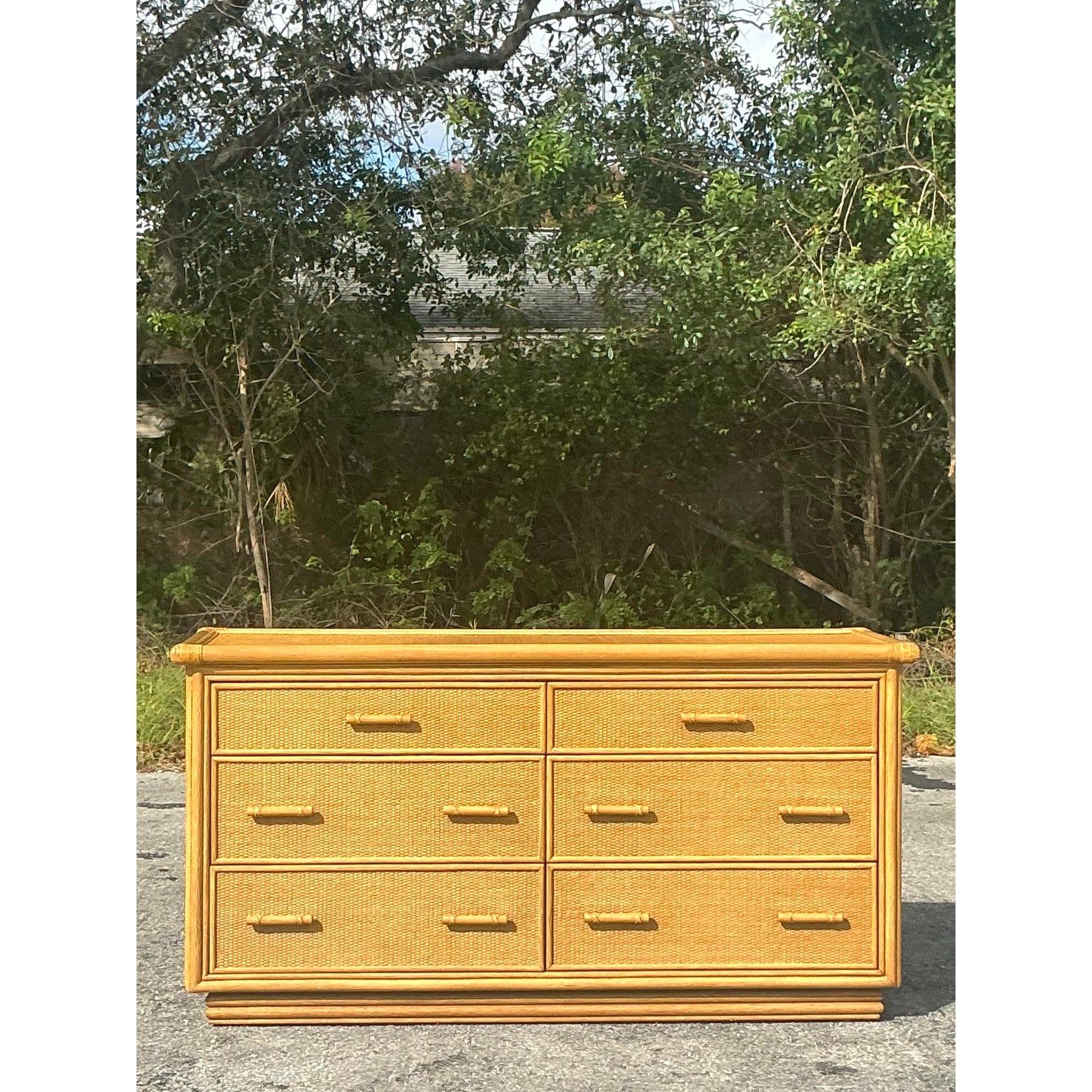 Filippino Comò in rattan intrecciato vintage della costa in vendita