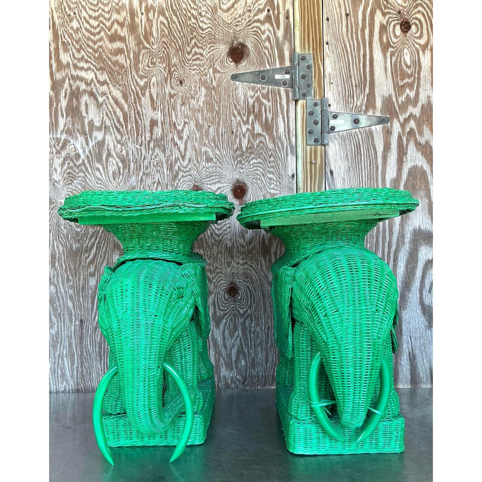 Celebra el encanto costero y la juguetona artesanía con este caprichoso par de mesas auxiliares de elefante de ratán tejido vintage. Hechas a mano con la forma de majestuosos elefantes, cada mesa presenta detalles de mimbre bellamente envueltos con