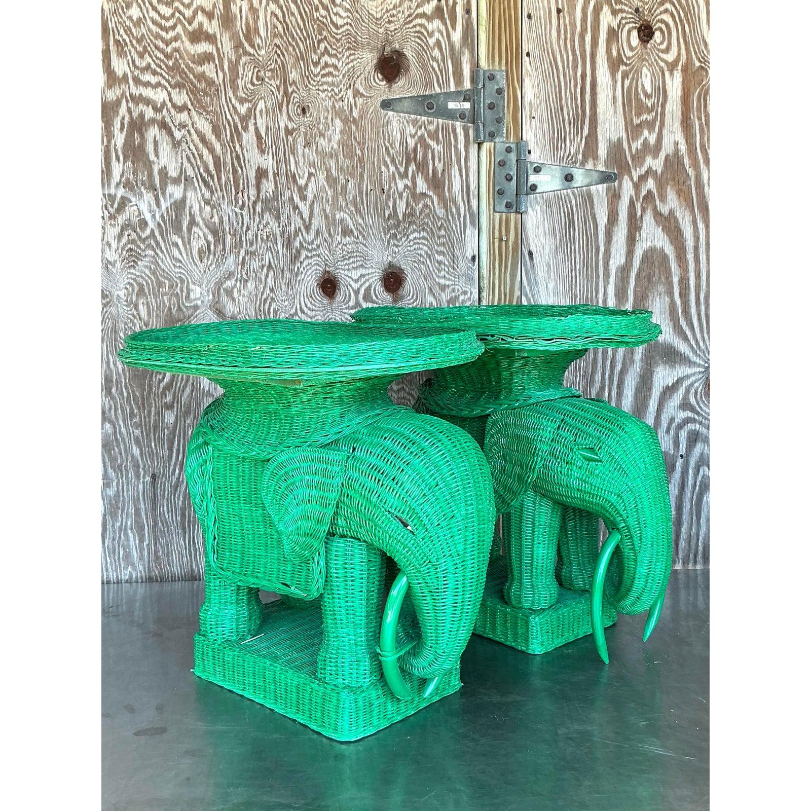 Pareja de mesas auxiliares vintage de ratán tejido costero en forma de elefante Estadounidense en venta