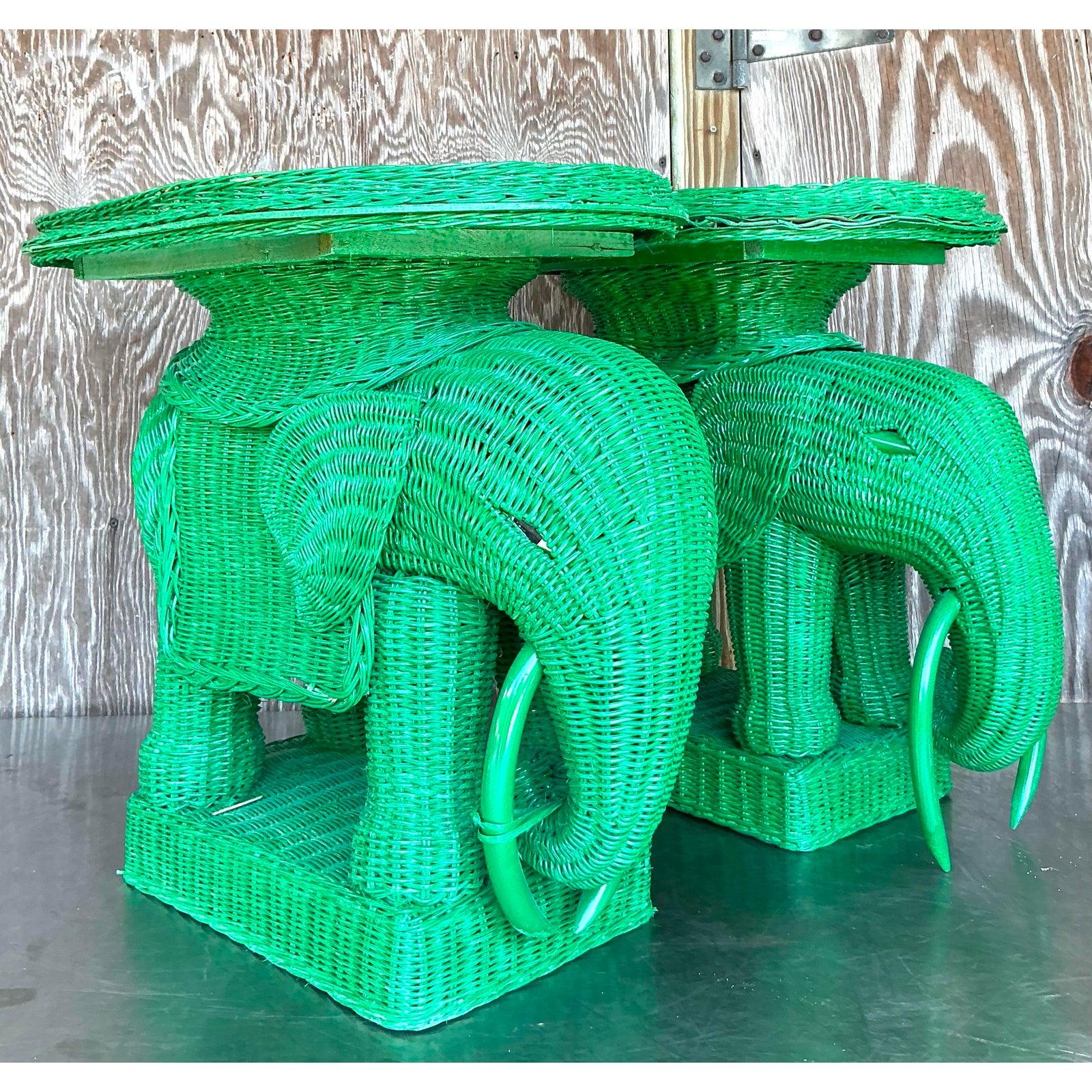 Pareja de mesas auxiliares vintage de ratán tejido costero en forma de elefante siglo XX en venta