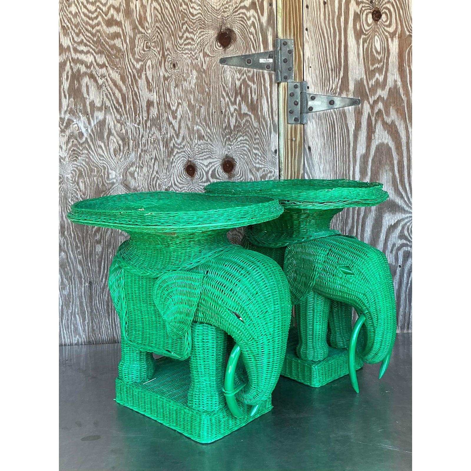 Pareja de mesas auxiliares vintage de ratán tejido costero en forma de elefante Mimbre en venta