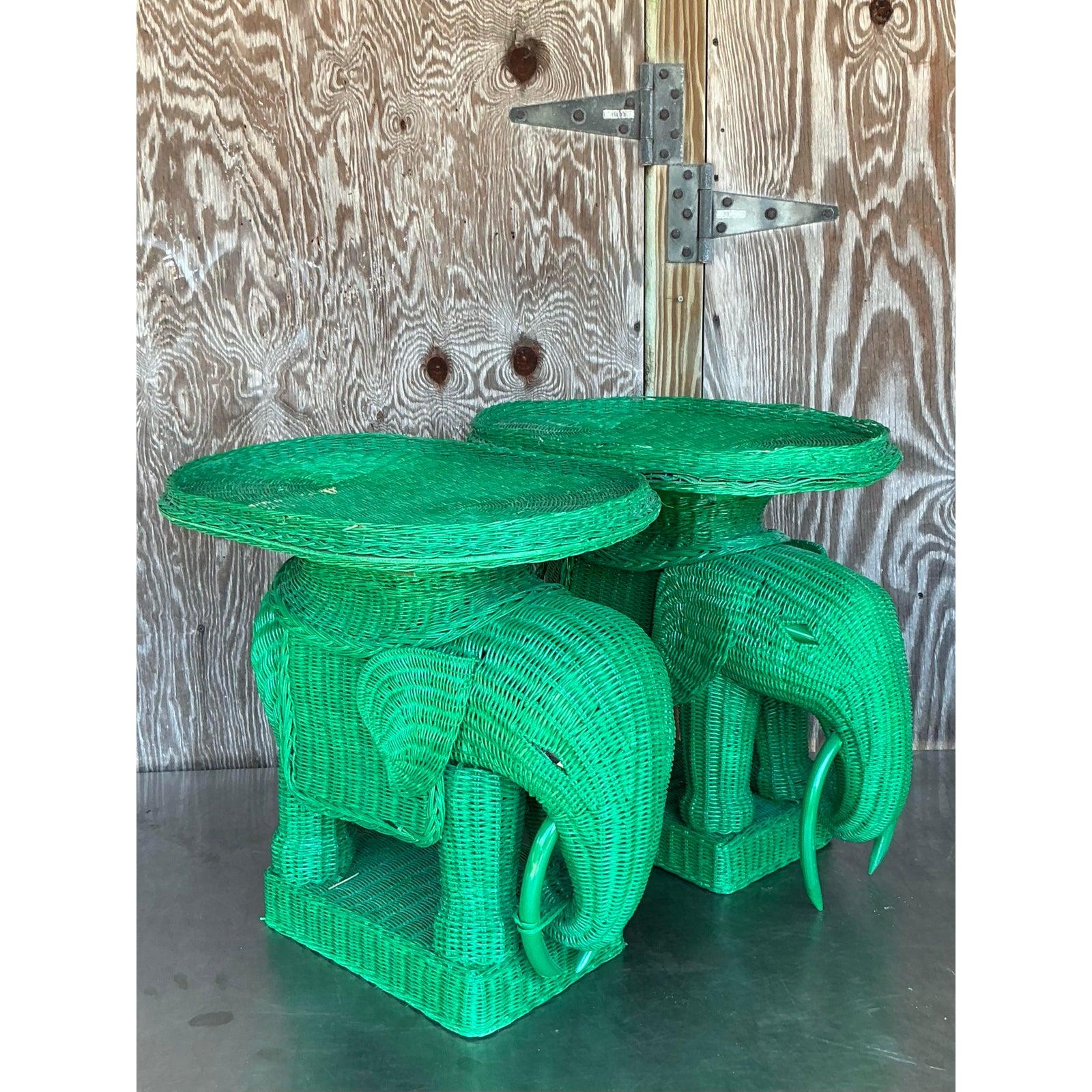 Pareja de mesas auxiliares vintage de ratán tejido costero en forma de elefante en venta 1