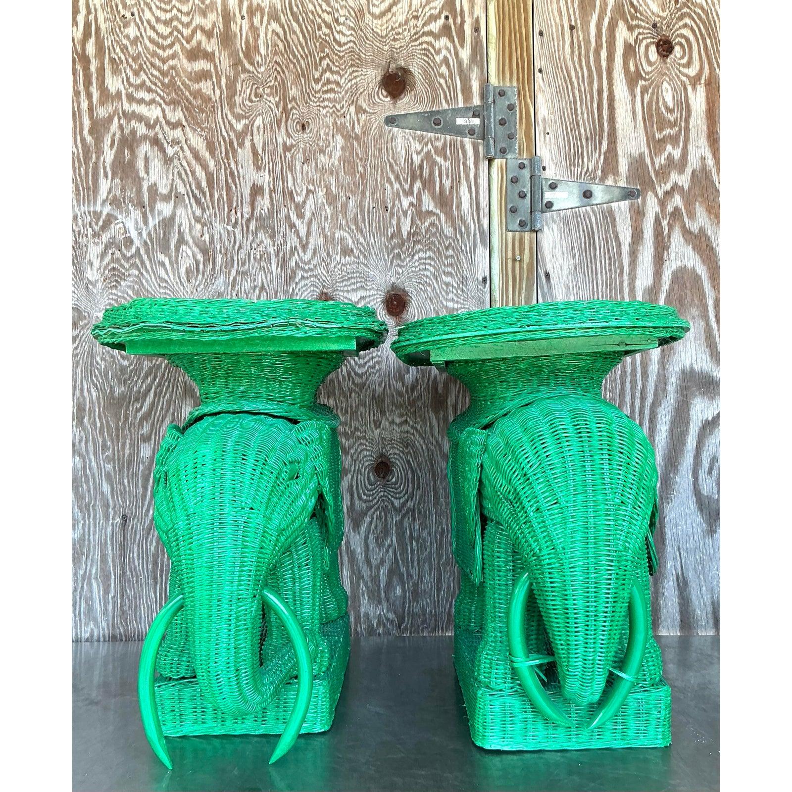 Pareja de mesas auxiliares vintage de ratán tejido costero en forma de elefante en venta 3