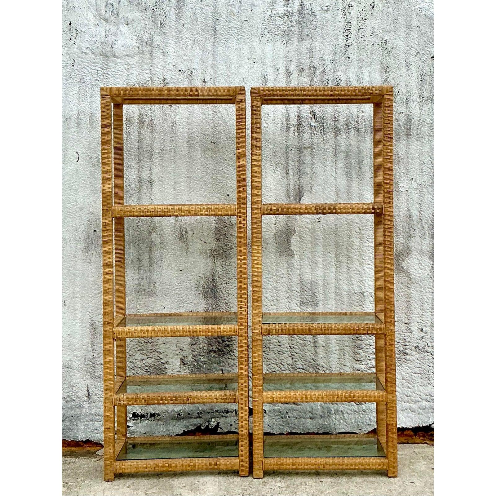Bringen Sie einen Hauch von luftiger Raffinesse in Ihren Raum mit diesem atemberaubenden Paar geflochtener Vintage-Rattan-Etageres. Ihr offenes, luftiges Design zeugt von meisterhafter Handwerkskunst. Aufwändig von Hand geflochtenes Rattan umgibt