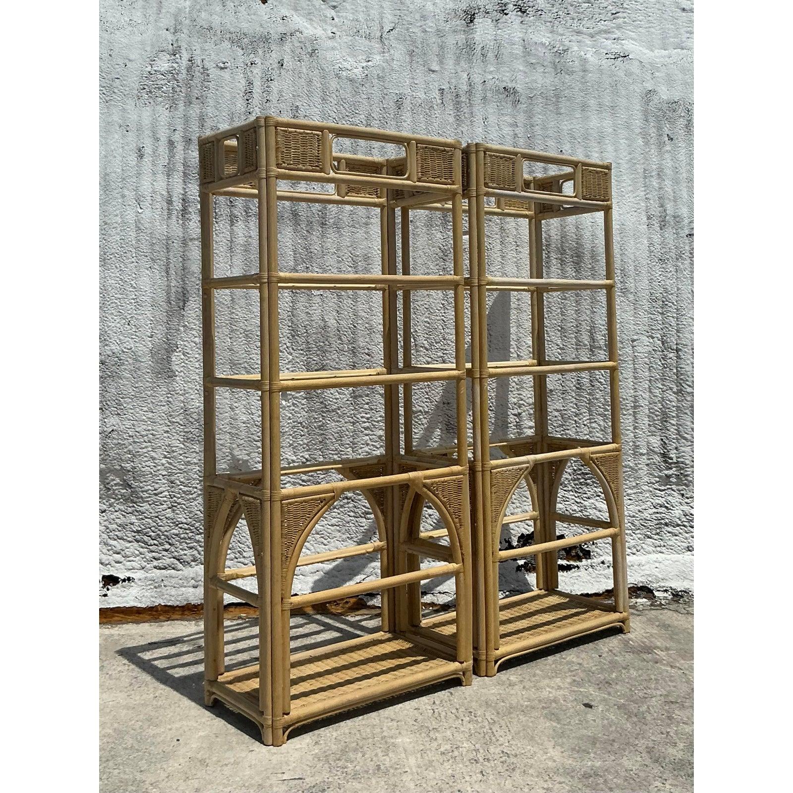 Crea una asombrosa simetría y abundante espacio de exposición con este cotizado par de etageres vintage de ratán tejido. Estas estanterías altas, que encarnan la frescura costera y la estética boho chic, presentan una robusta estructura de postes de