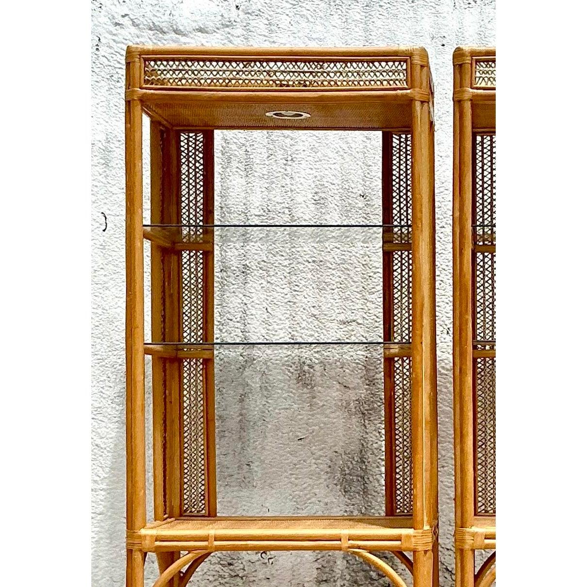 Introduci un tocco di raffinatezza e bellezza naturale nel tuo spazio abitativo con questa coppia di etageres vintage in rattan intrecciato. Queste splendide scaffalature sono realizzate con maestria in rattan resistente con intricati pannelli