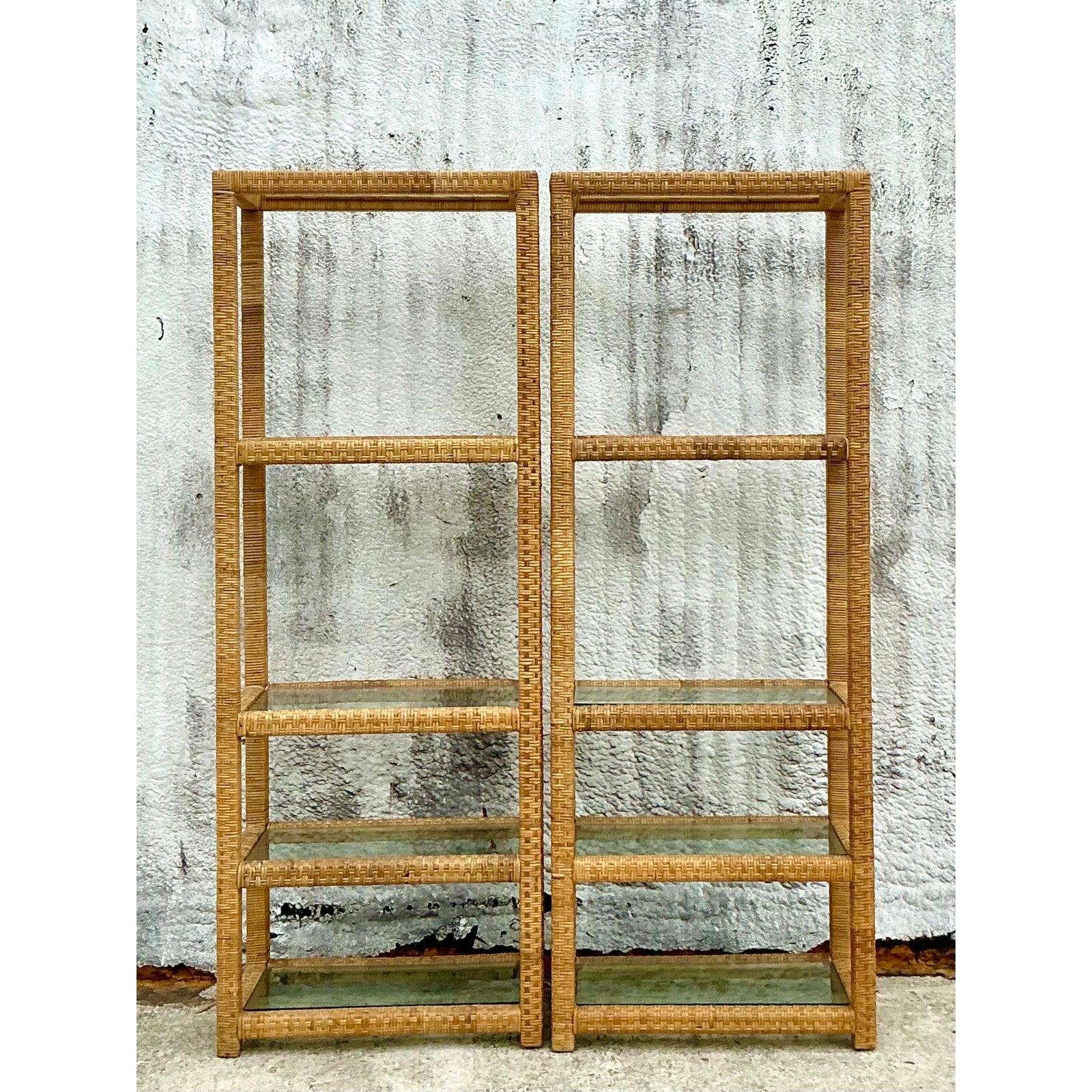 Coastal-Etagere aus gewebtem Rattan im Vintage-Stil – ein Paar (Moderne der Mitte des Jahrhunderts) im Angebot