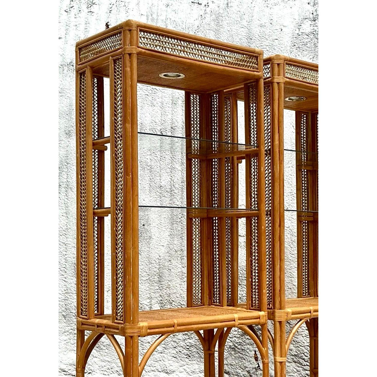 Filippino Etagere in rattan intrecciato vintage - Una coppia in vendita