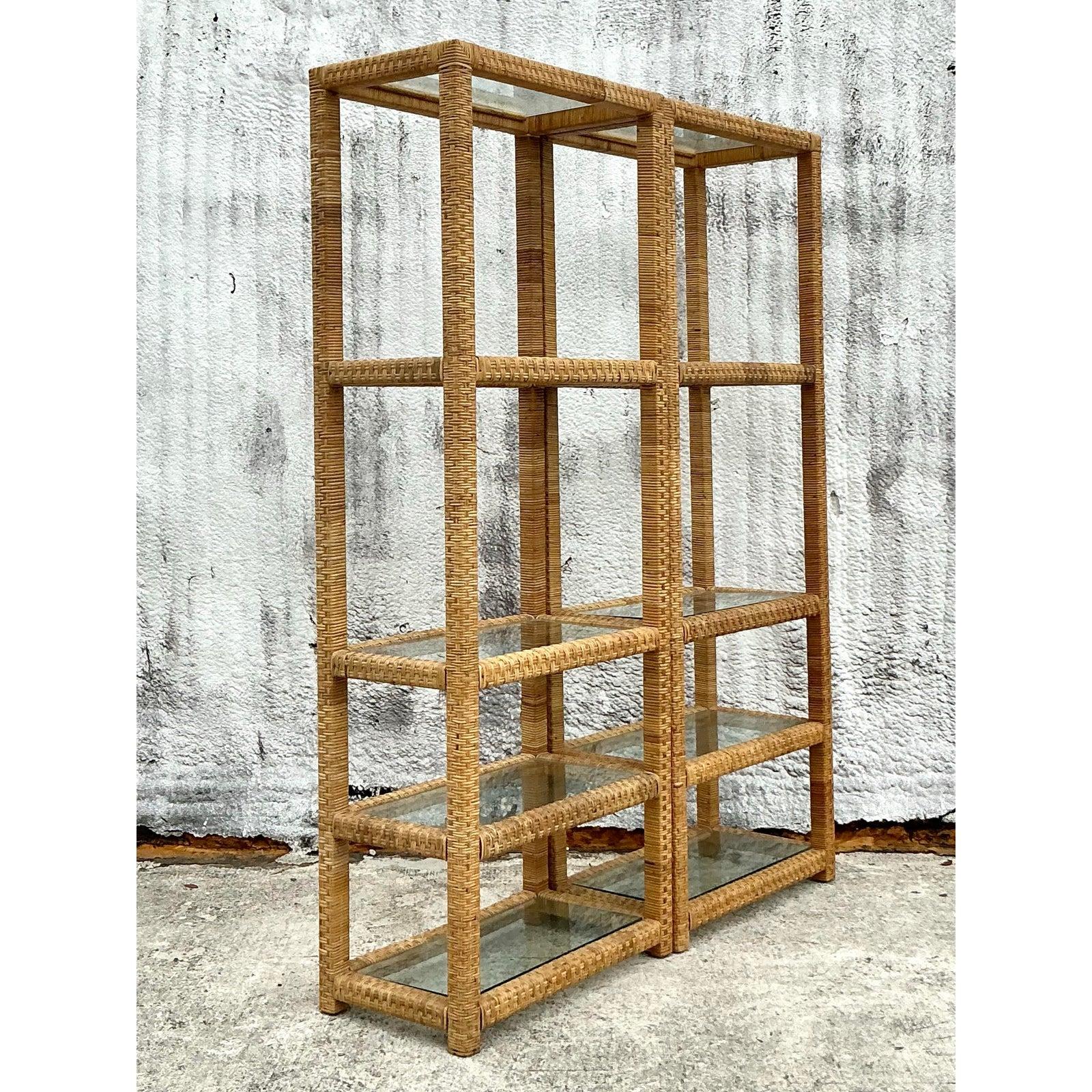 Coastal-Etagere aus gewebtem Rattan im Vintage-Stil – ein Paar (Philippinisch) im Angebot