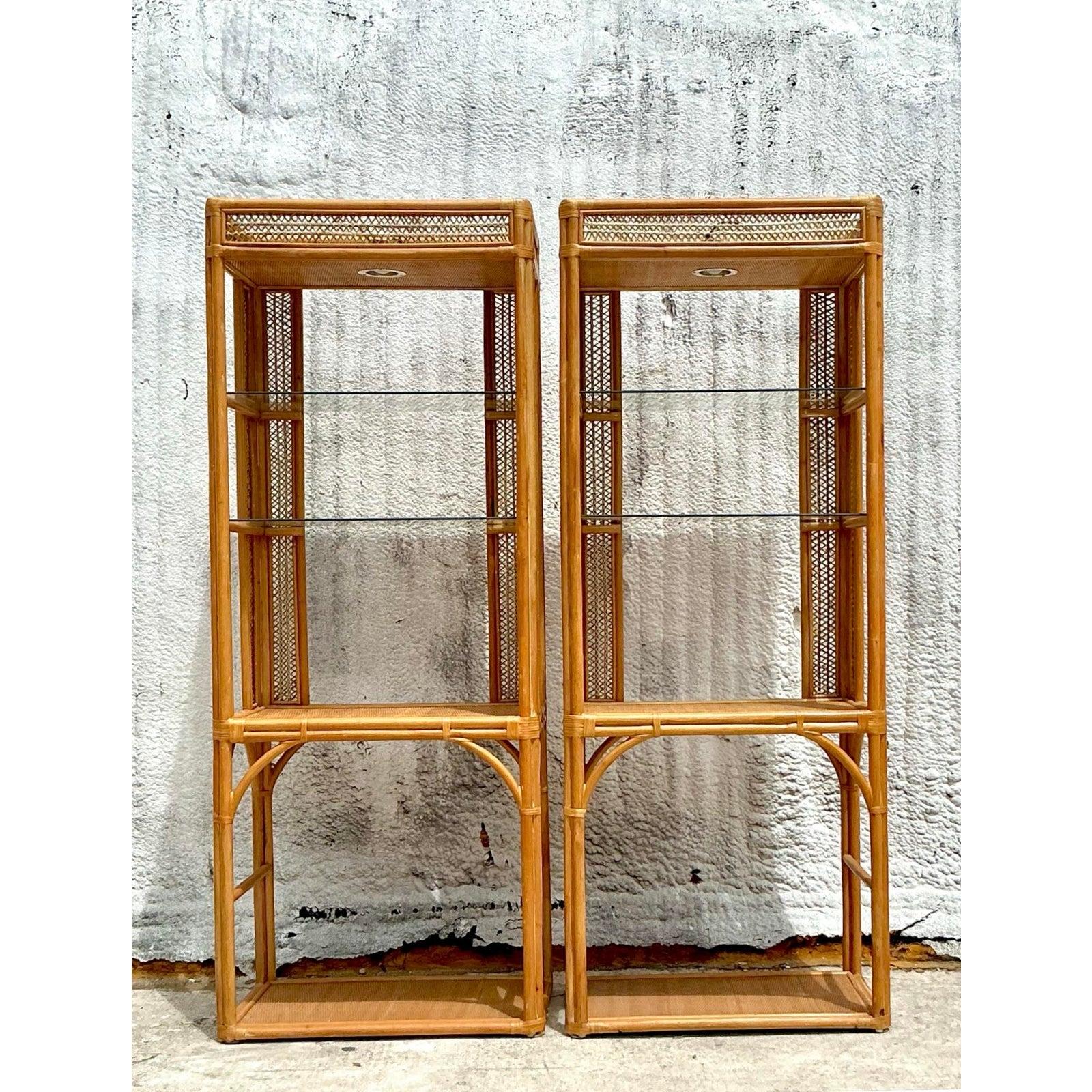 Etagere in rattan intrecciato vintage - Una coppia In condizioni buone in vendita a west palm beach, FL