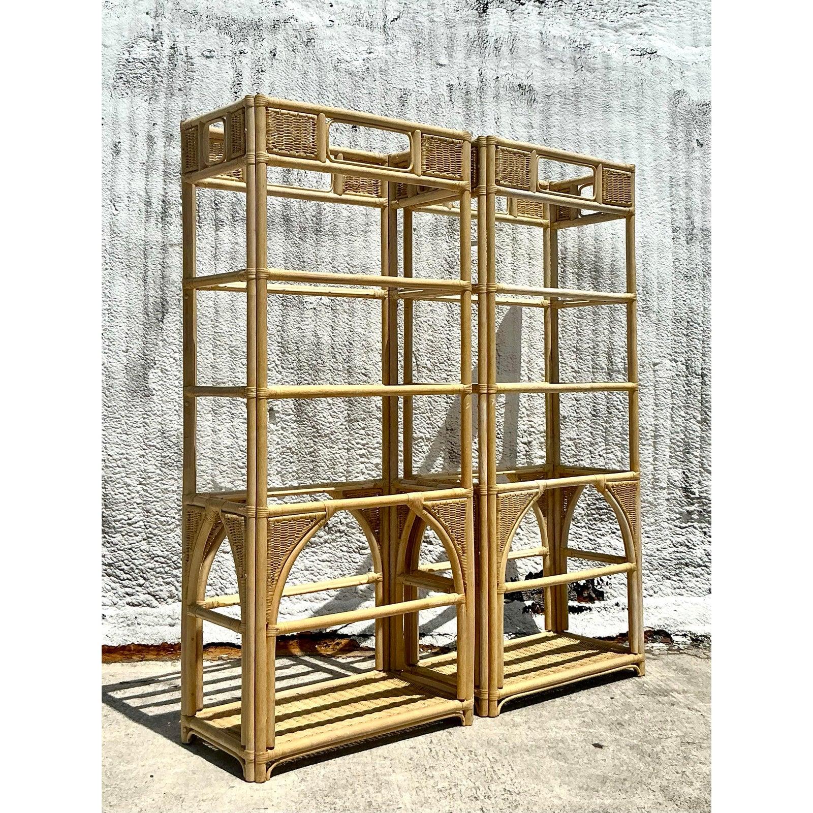 Estantería costera vintage de ratán tejido - Pareja en Bueno estado para la venta en West Palm Beach, FL
