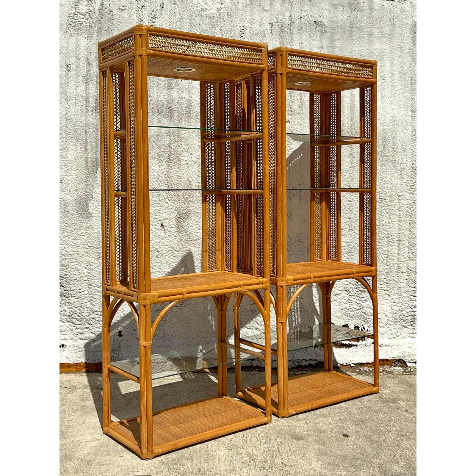 XX secolo Etagere in rattan intrecciato vintage - Una coppia in vendita