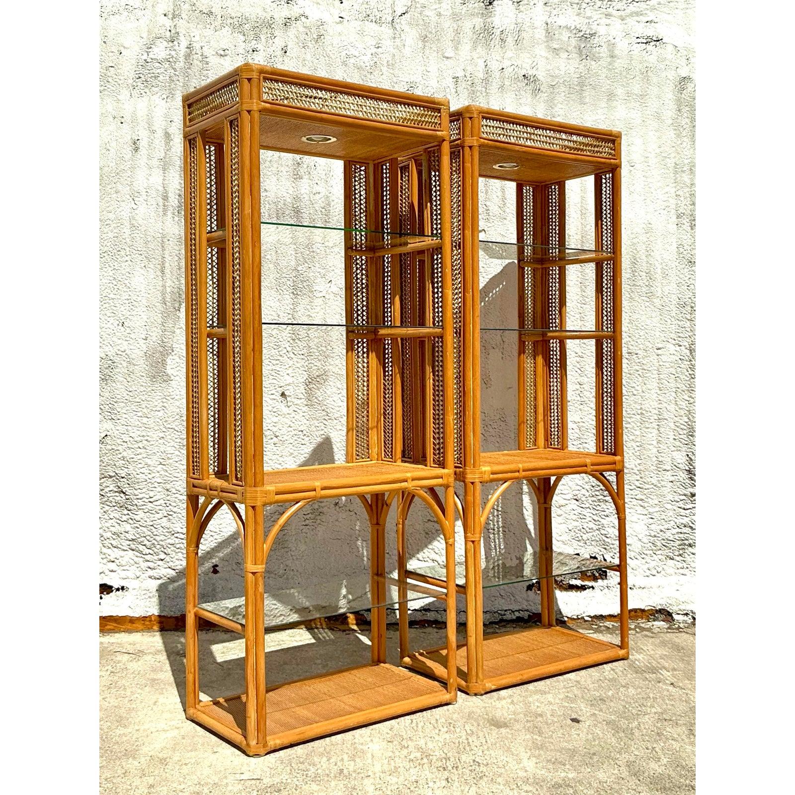 Rattan Etagere in rattan intrecciato vintage - Una coppia in vendita