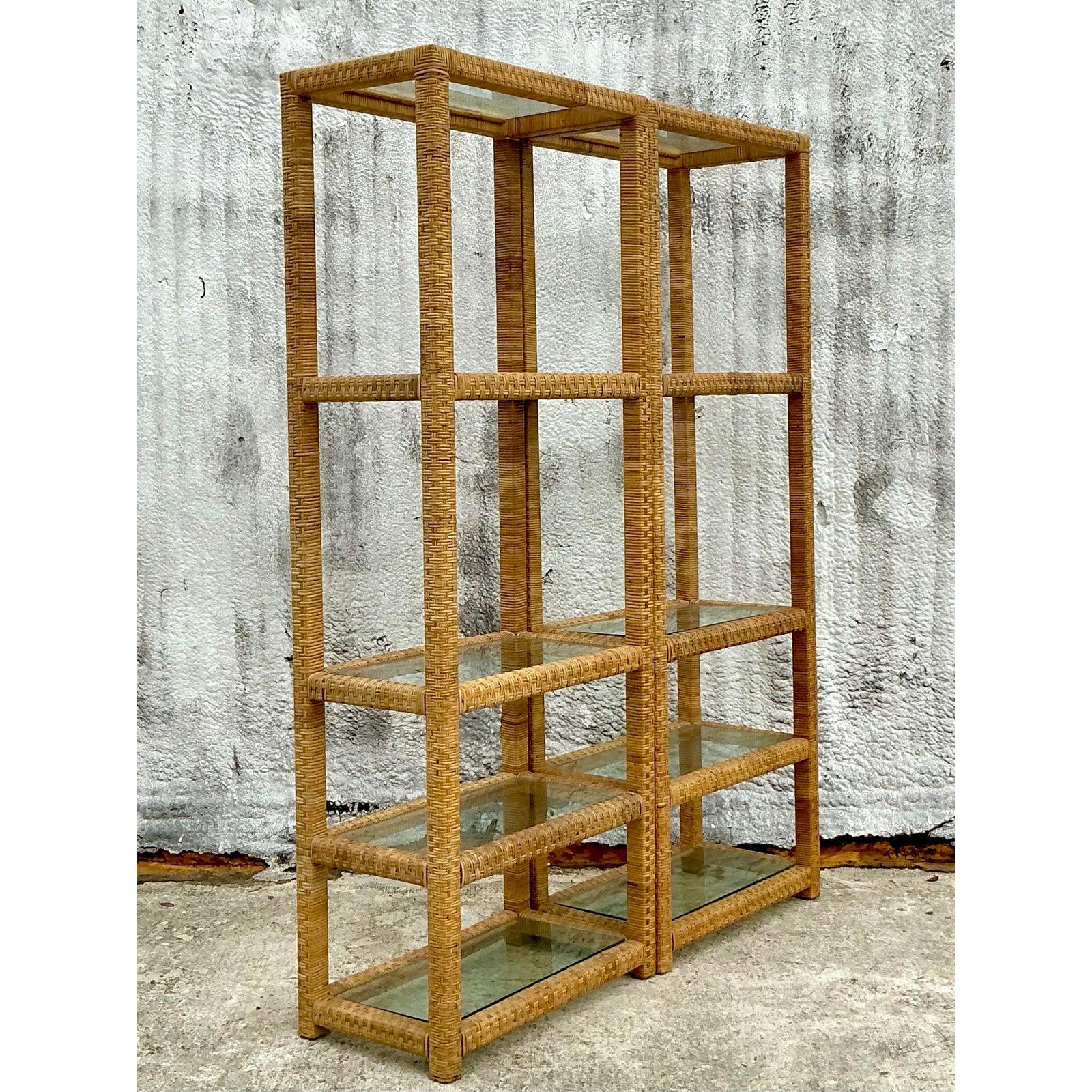Coastal-Etagere aus gewebtem Rattan im Vintage-Stil – ein Paar (20. Jahrhundert) im Angebot
