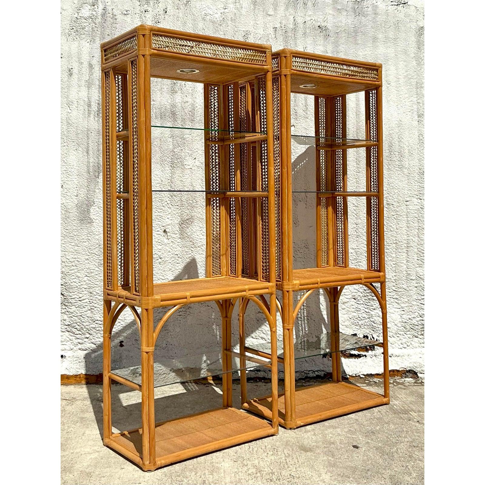 Etagere in rattan intrecciato vintage - Una coppia in vendita 1