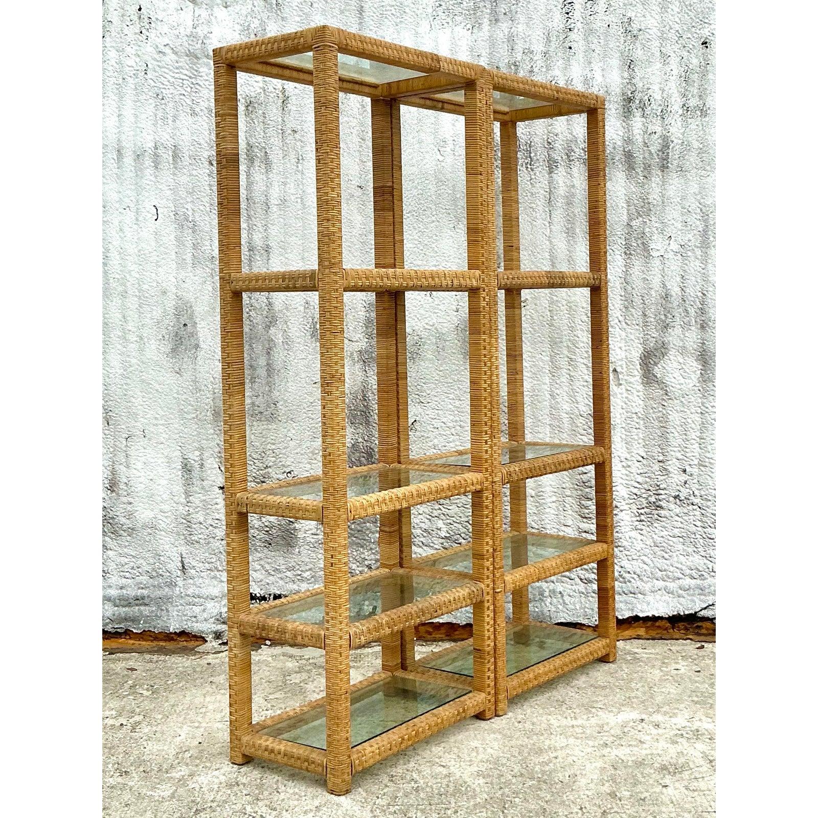 Coastal-Etagere aus gewebtem Rattan im Vintage-Stil – ein Paar im Angebot 1