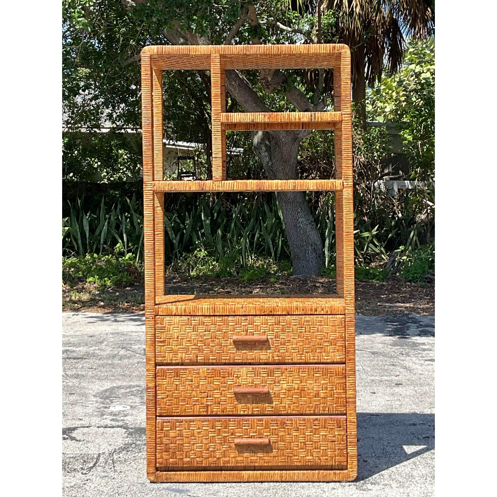 Vintage Etagere aus geflochtenem Rattan im Küstenbereich (Philippinisch) im Angebot