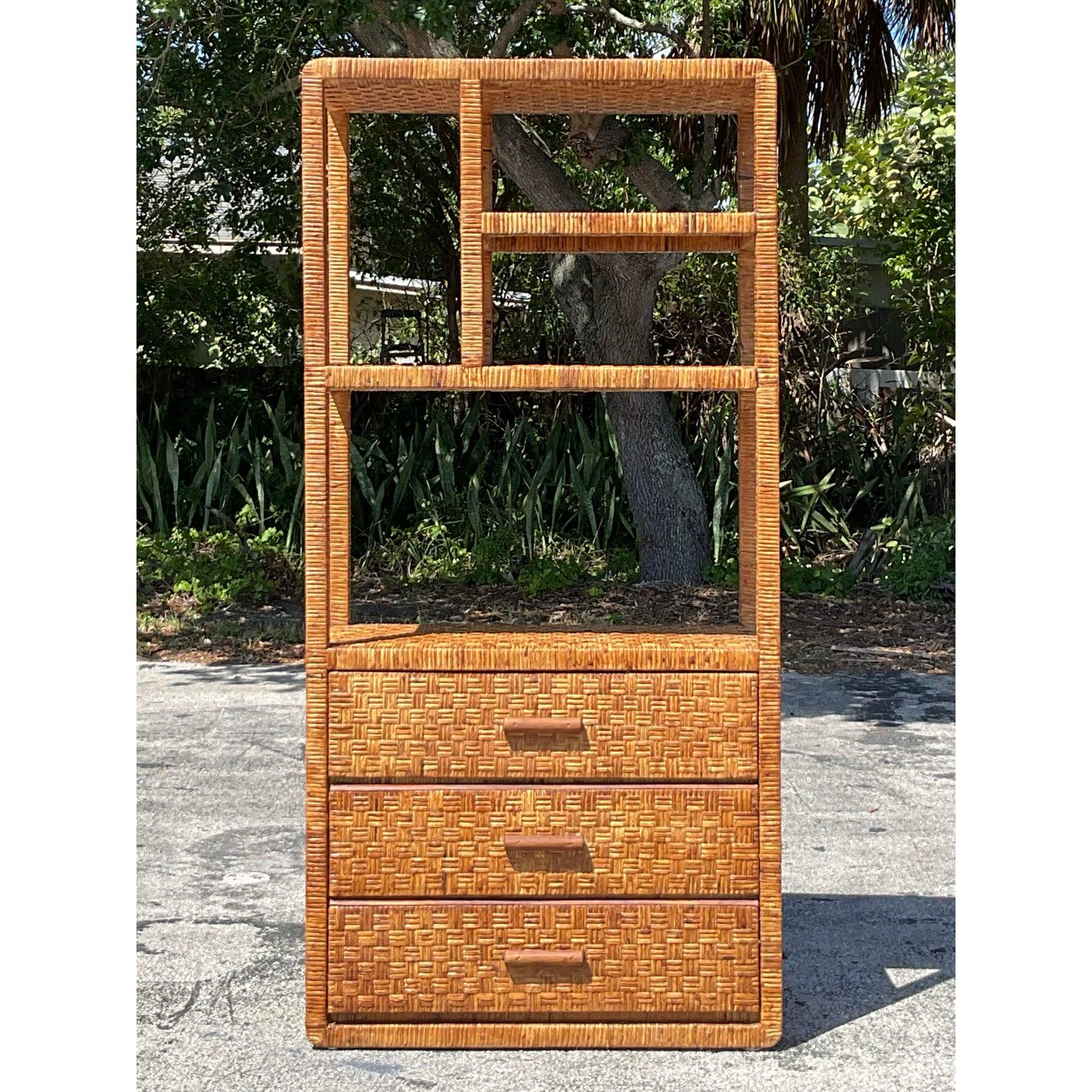 Vintage Etagere aus geflochtenem Rattan im Küstenbereich im Zustand „Gut“ im Angebot in west palm beach, FL
