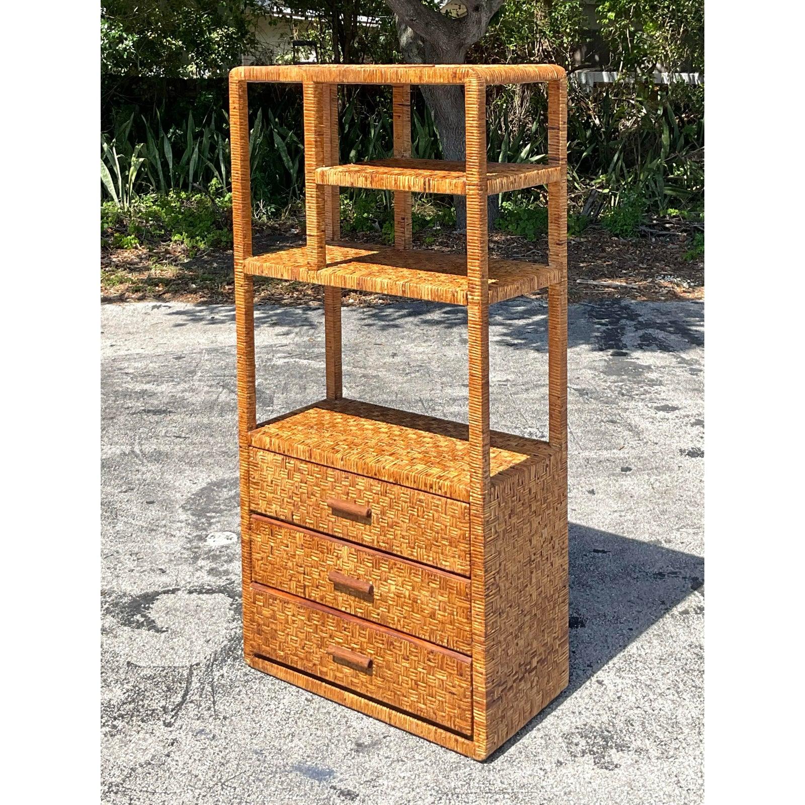 Vintage Etagere aus geflochtenem Rattan im Küstenbereich im Angebot 1