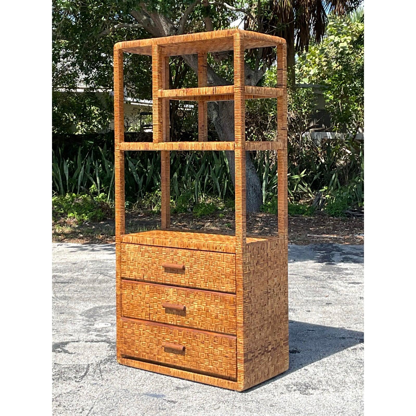 Vintage Etagere aus geflochtenem Rattan im Küstenbereich im Angebot 3