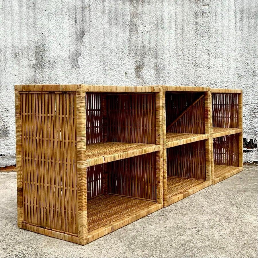Eleva il tuo arredamento di ispirazione costiera con questa étagère bassa in rattan intrecciato vintage. Grazie alla lavorazione del rattan naturale e all'elegante design a scaffale aperto, questo pezzo offre funzionalità ed eleganza. Perfetto per