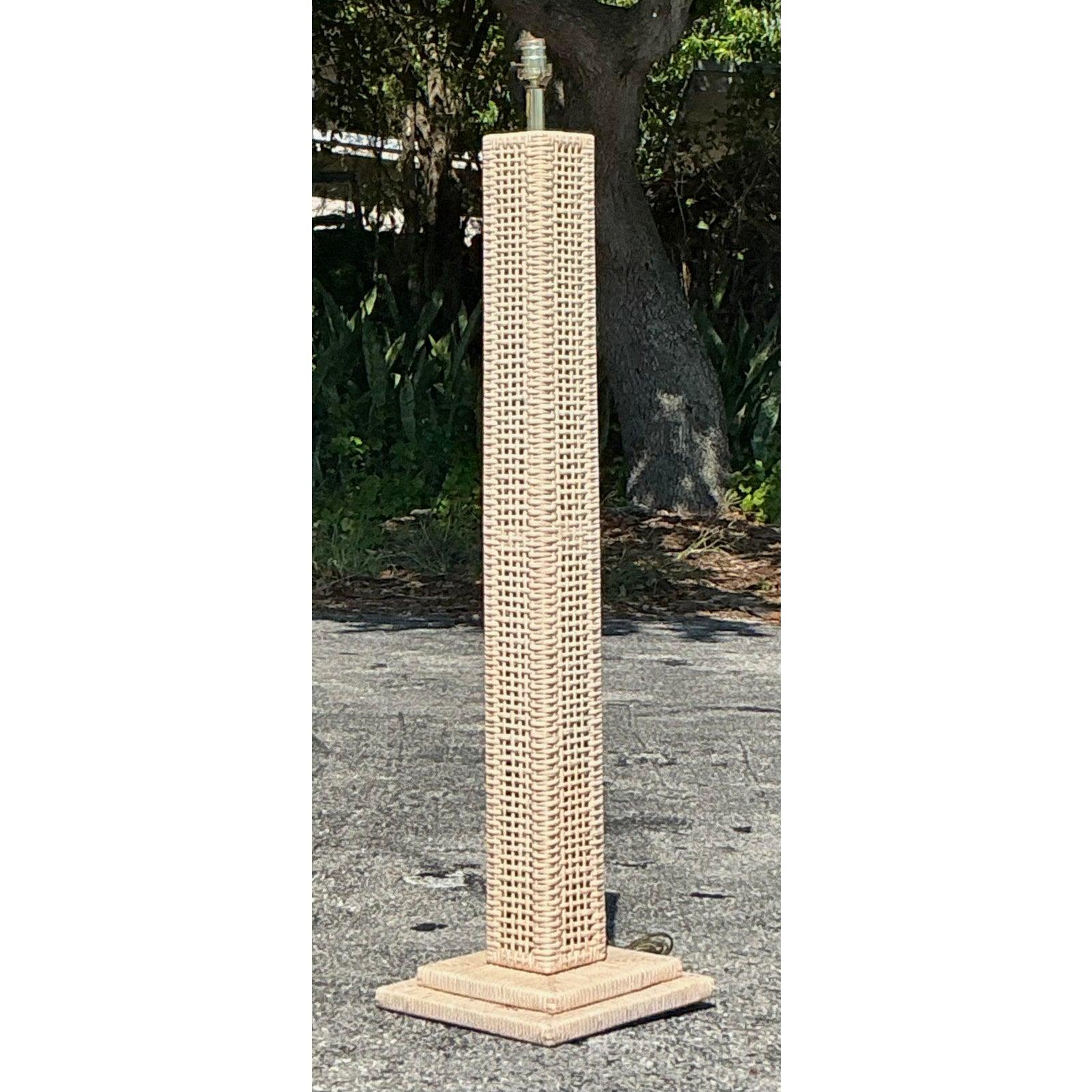 Lámpara de pie vintage costera de ratán tejido Moderno orgánico en venta